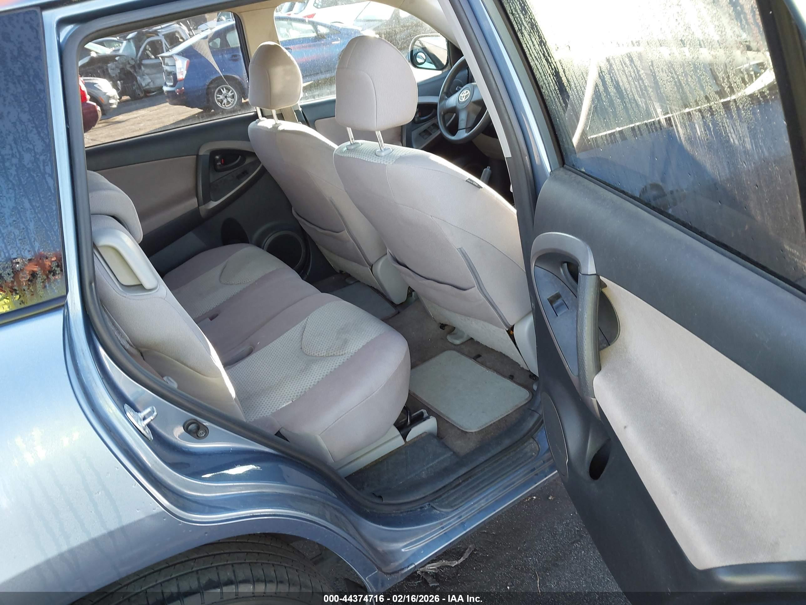 TOYOTA RAV4 image 8
