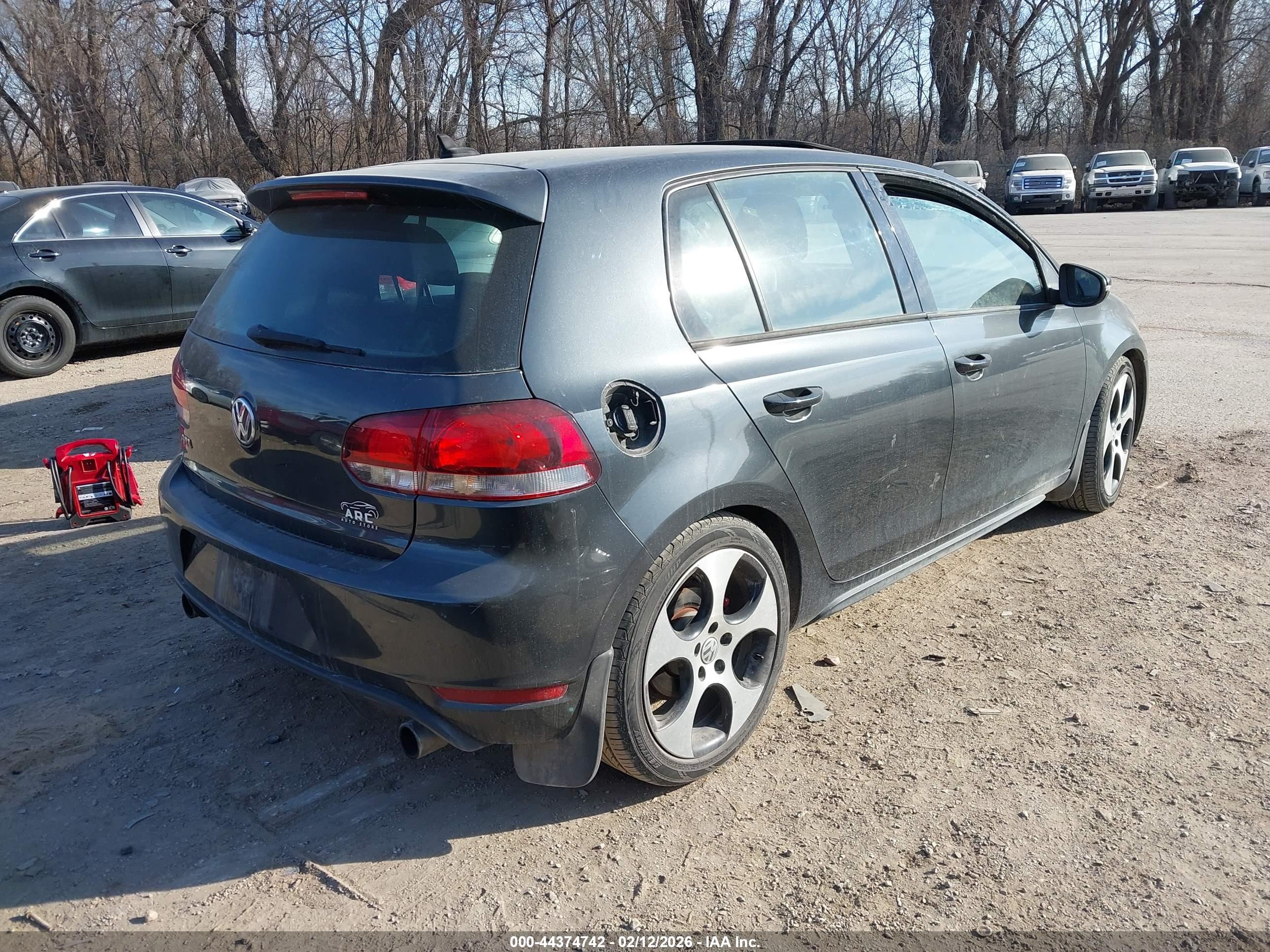 VOLKSWAGEN GTI image 4