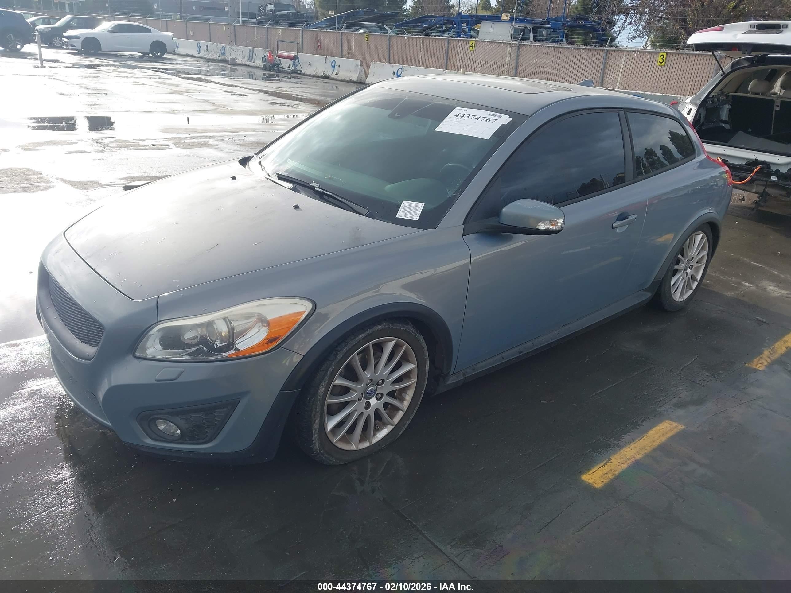 VOLVO C30 image 2
