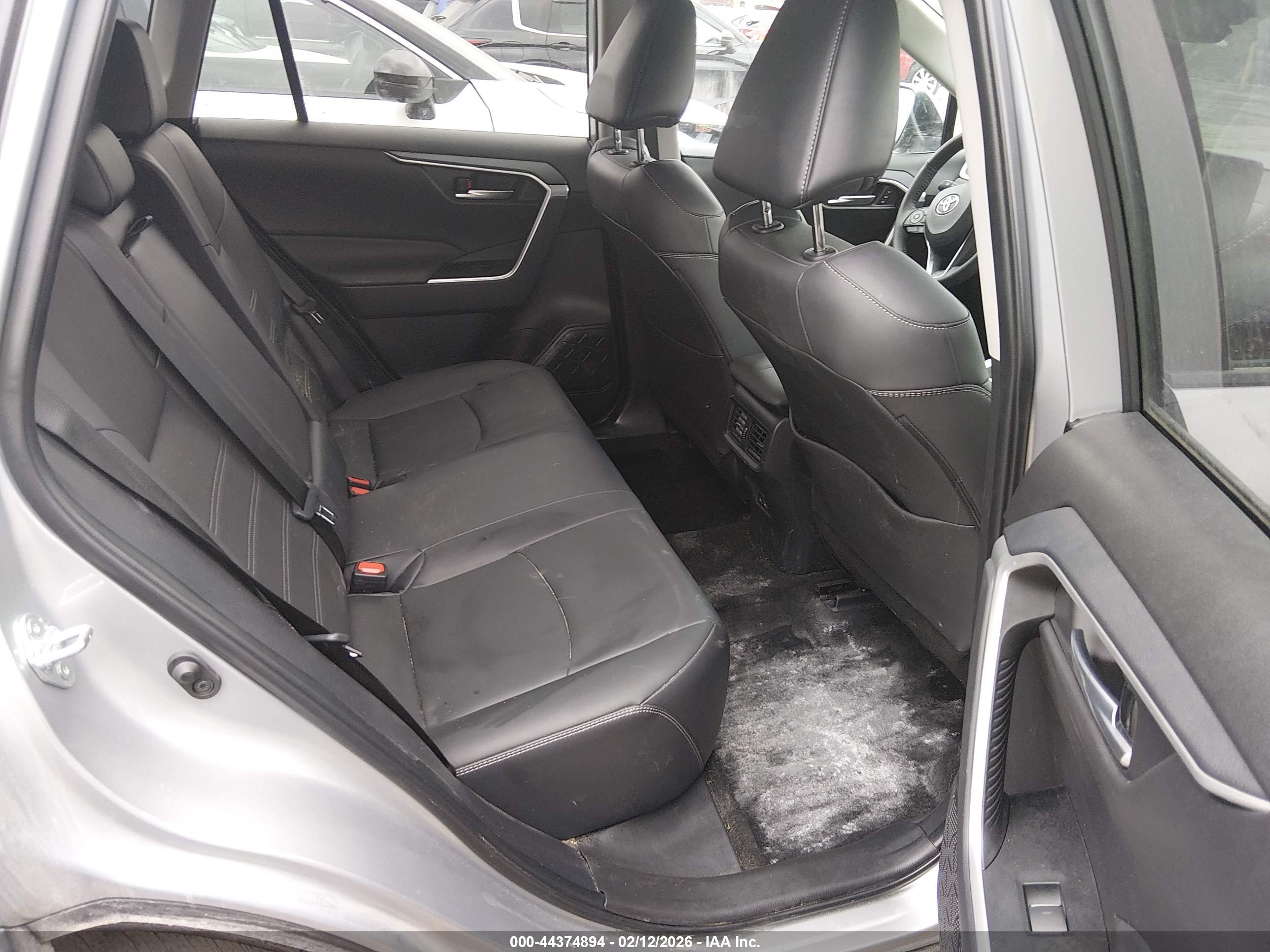 TOYOTA RAV4 image 8