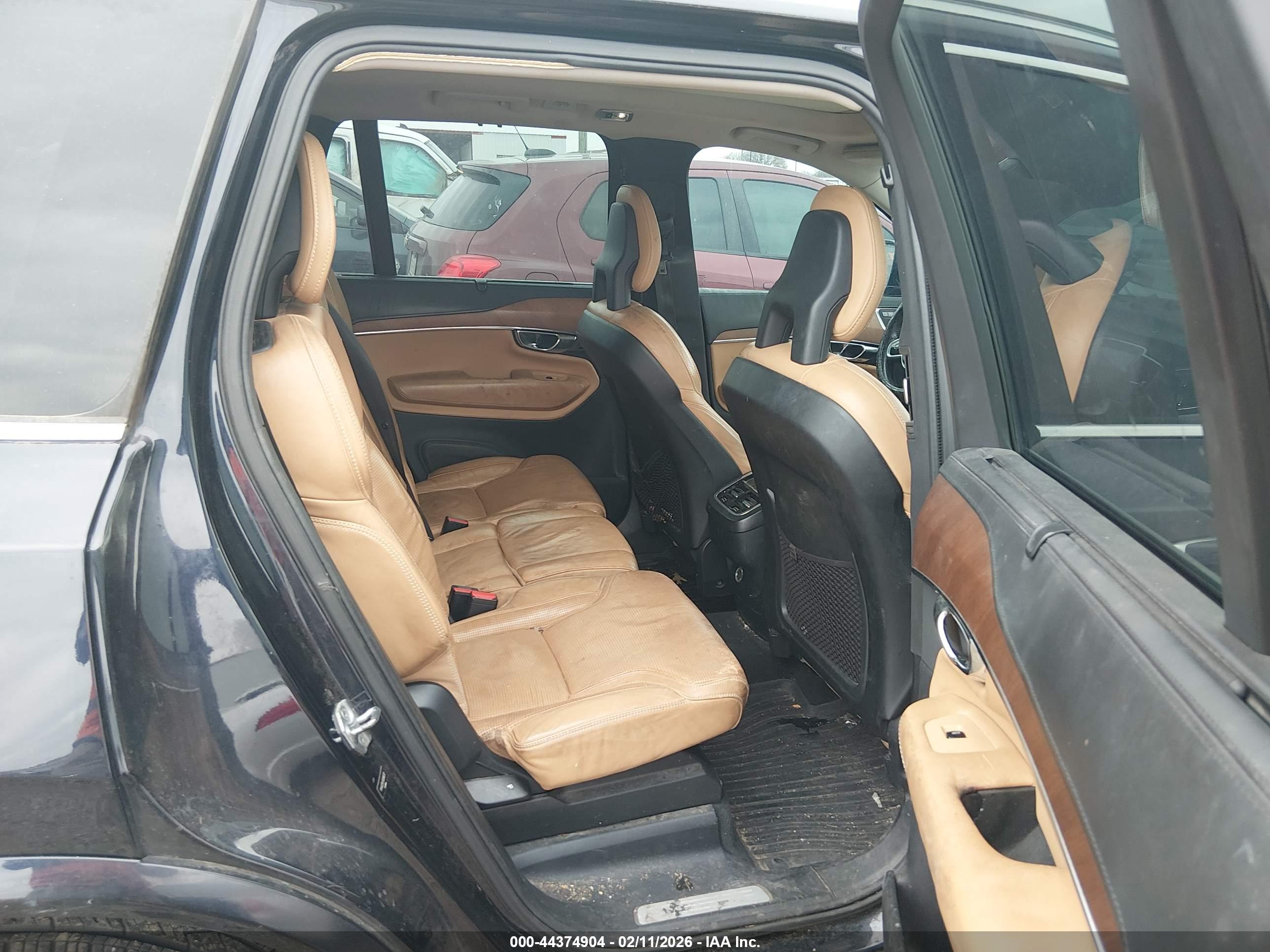 VOLVO XC90 image 8