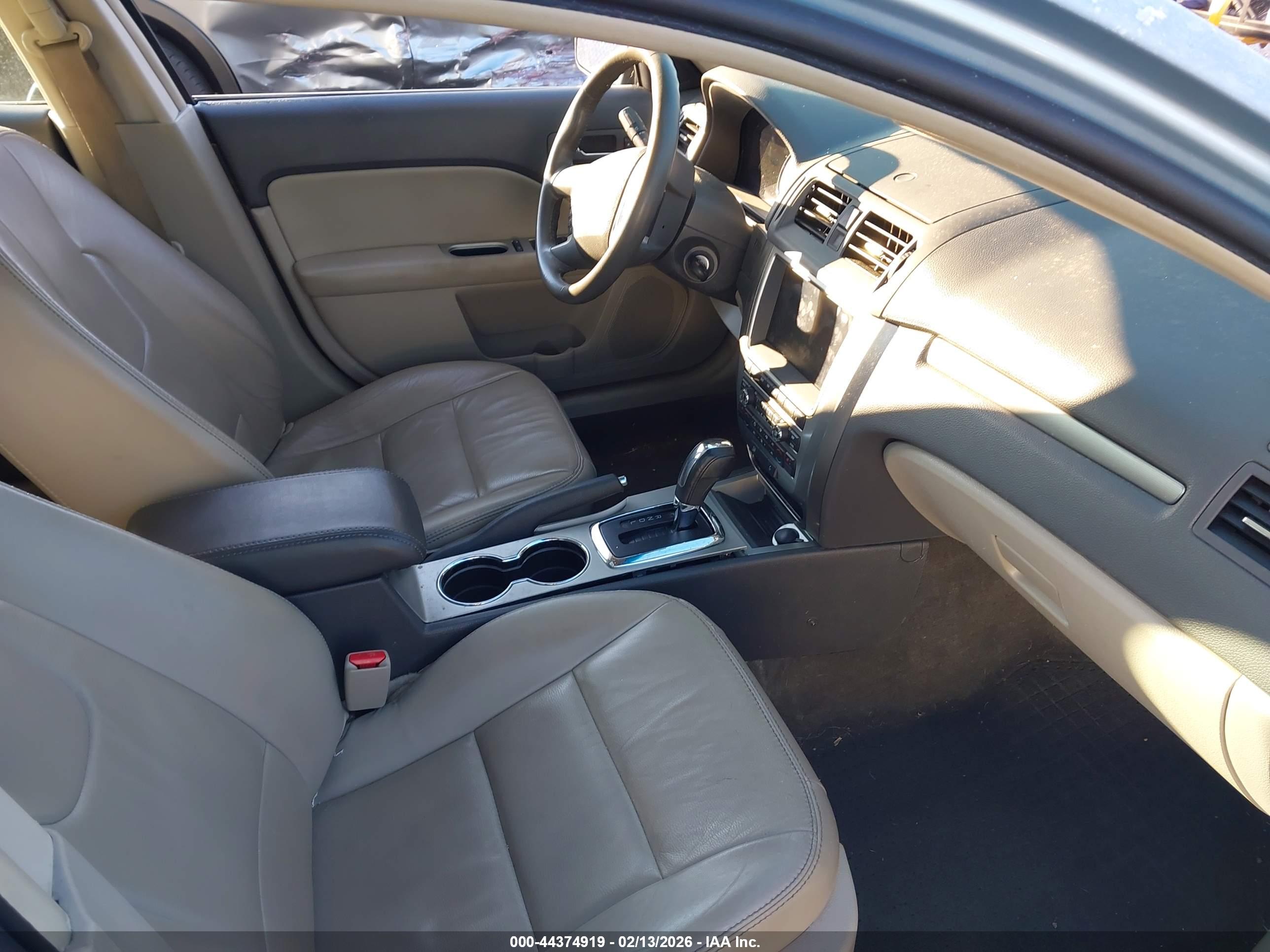 FORD FUSION image 5