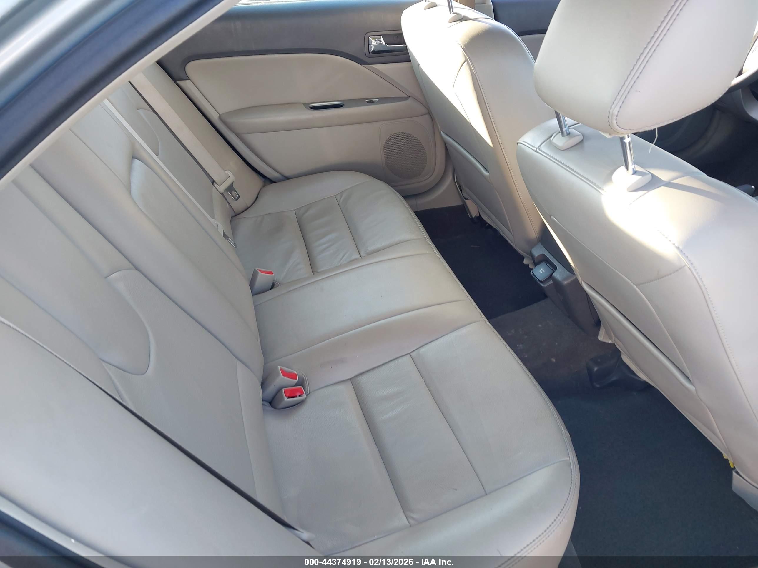 FORD FUSION image 8