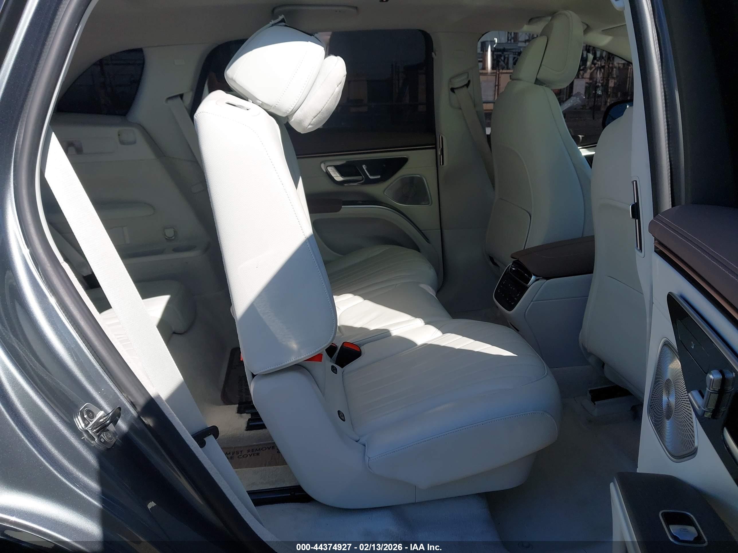MERCEDES-BENZ EQS image 8