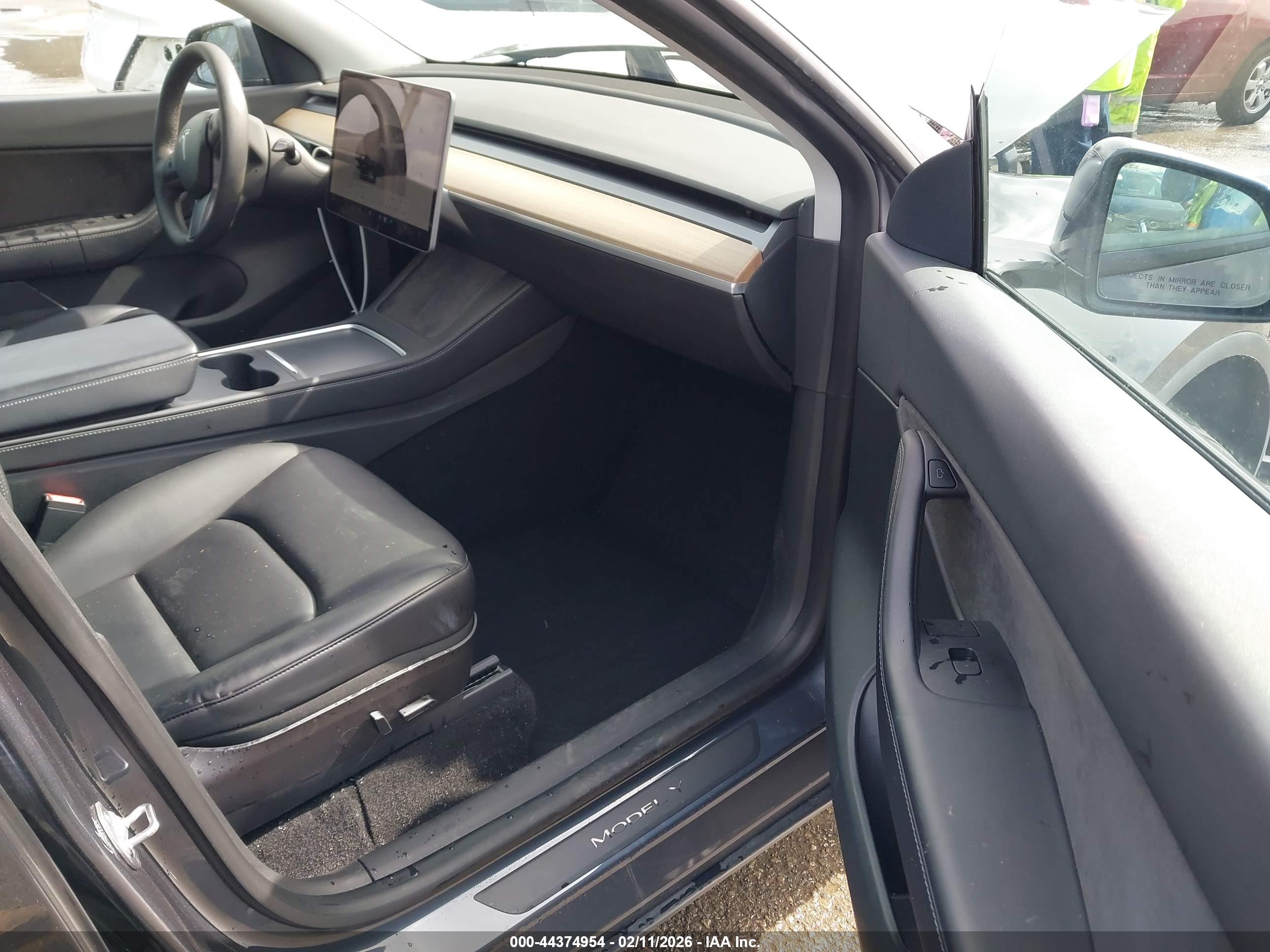 TESLA MODEL image 5