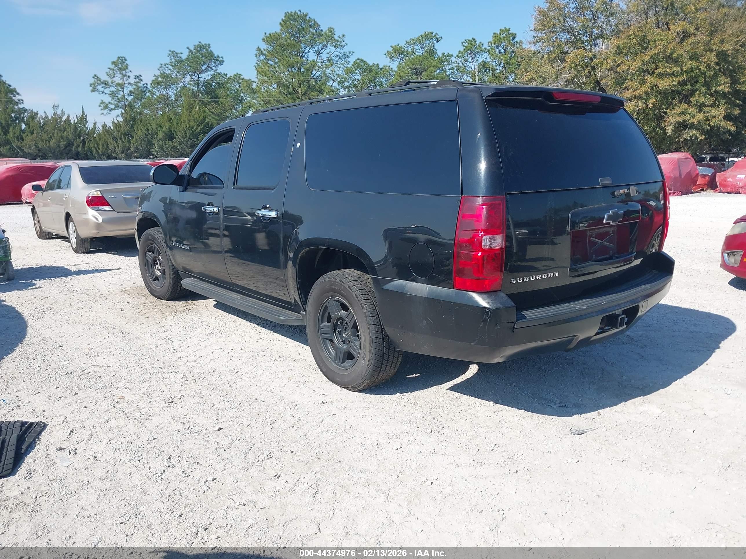 CHEVROLET SUBURBAN image 3