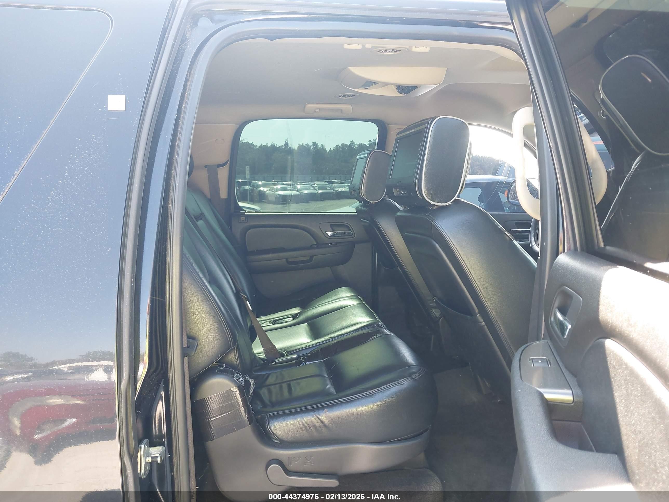 CHEVROLET SUBURBAN image 8