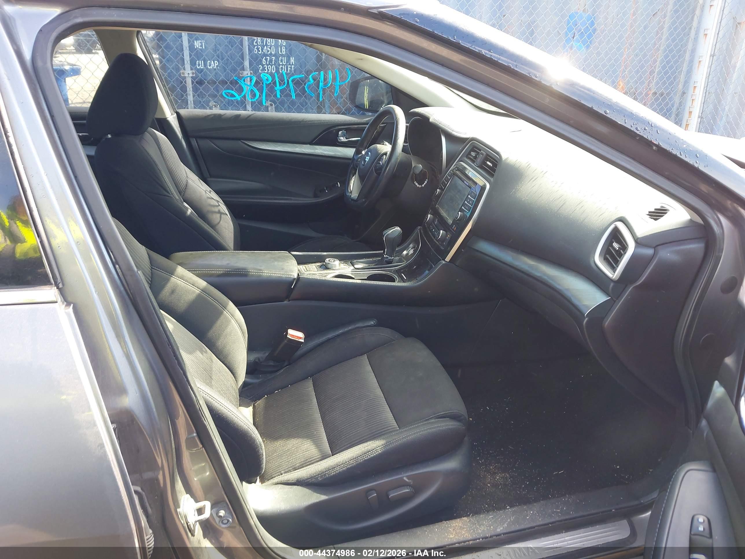 NISSAN MAXIMA image 5