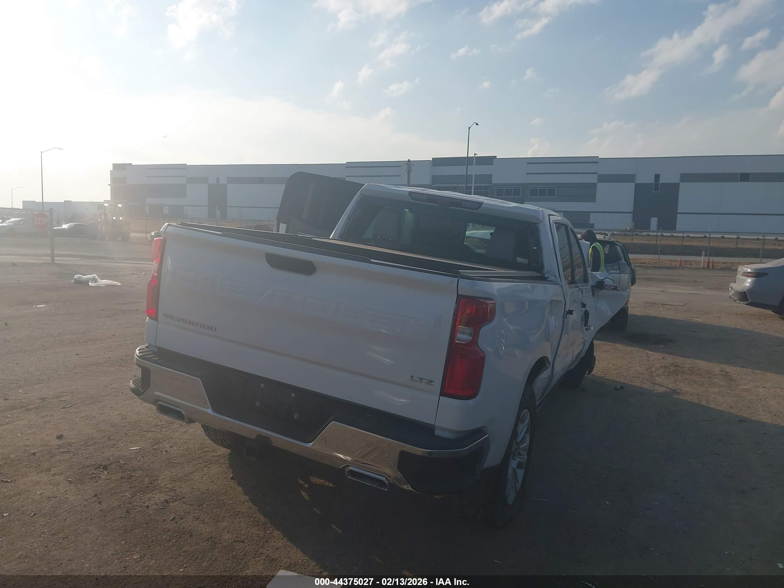 CHEVROLET SILVERADO image 4
