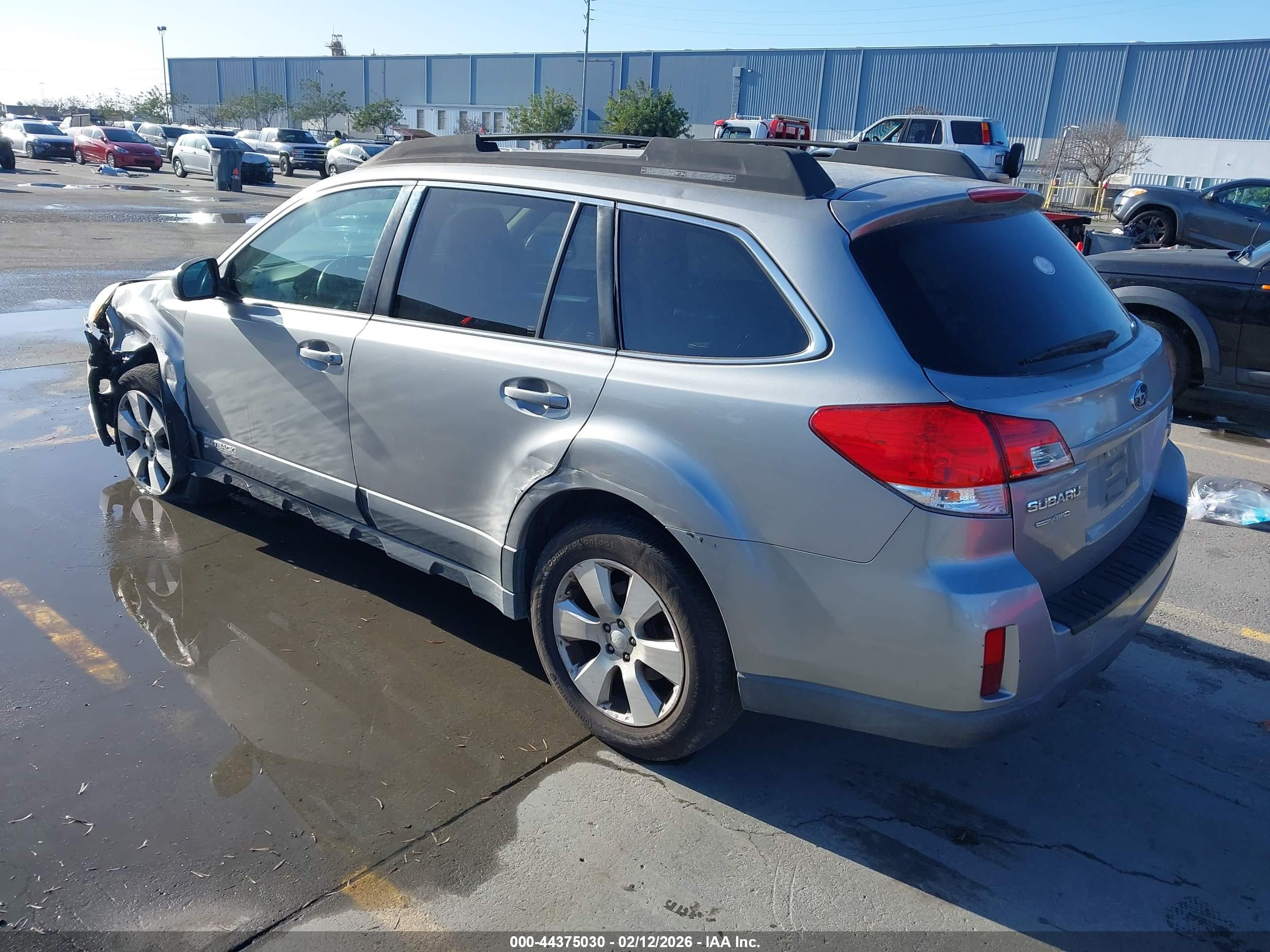 SUBARU OUTBACK image 3