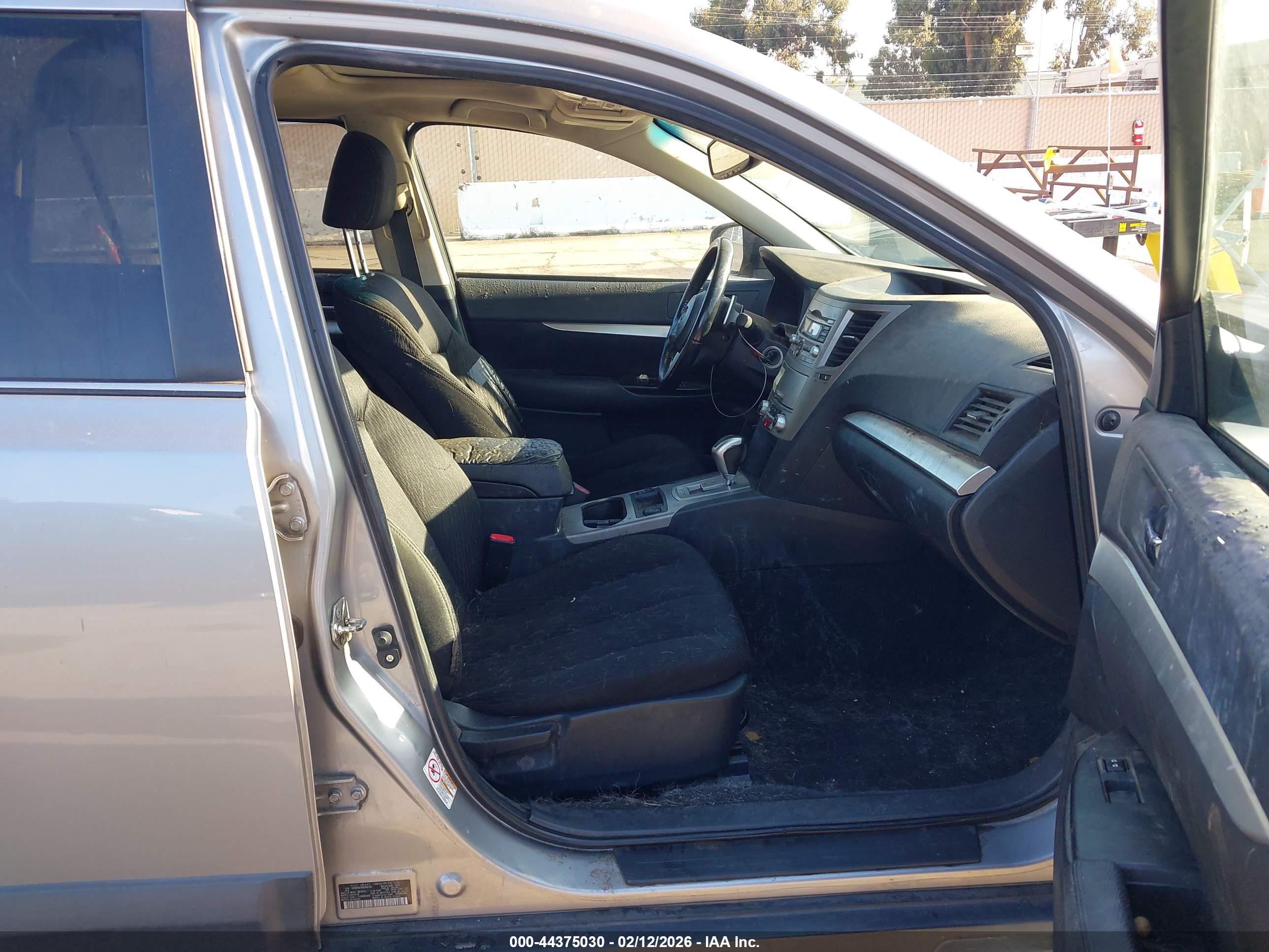 SUBARU OUTBACK image 5
