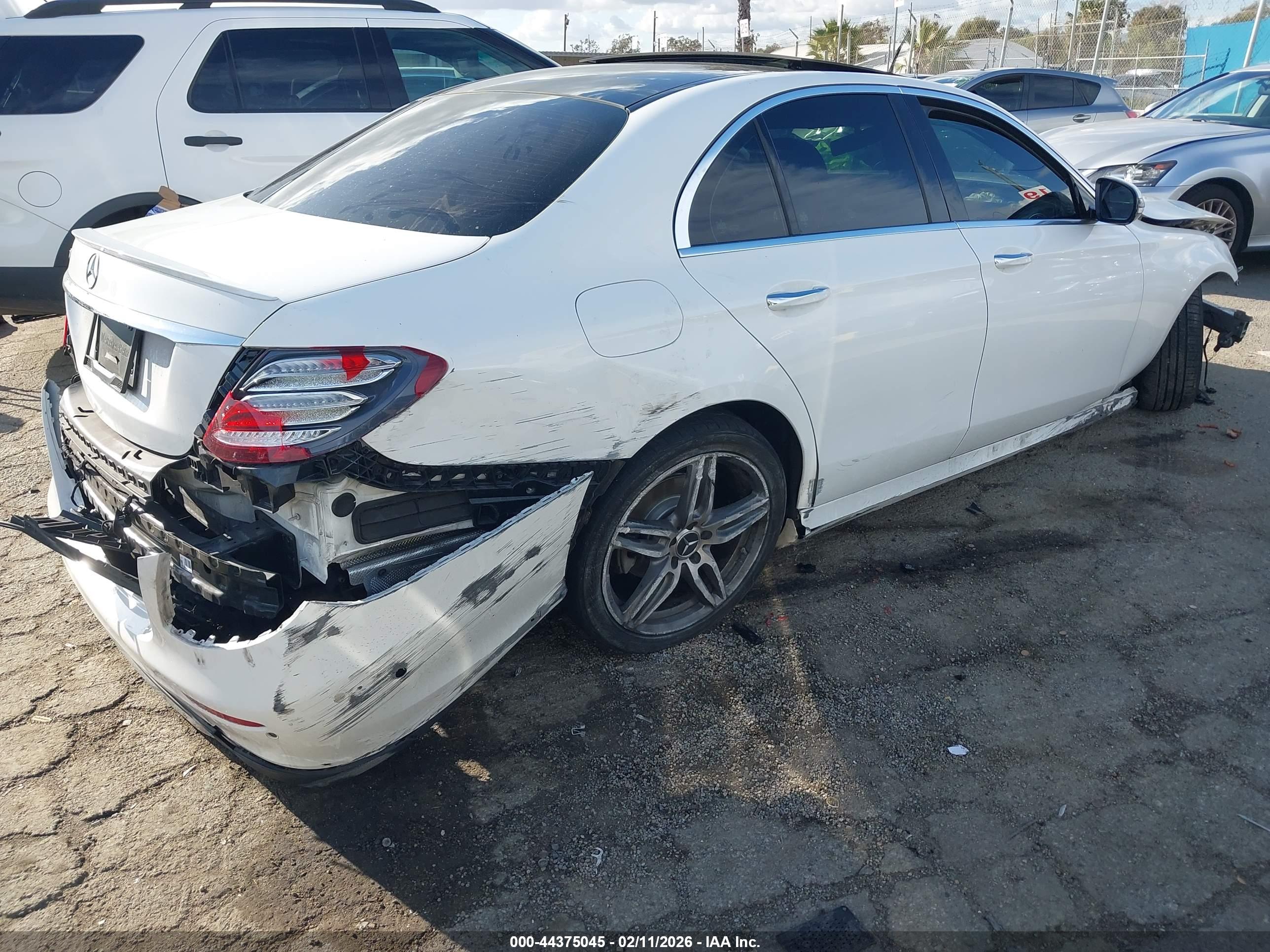 MERCEDES-BENZ E image 4