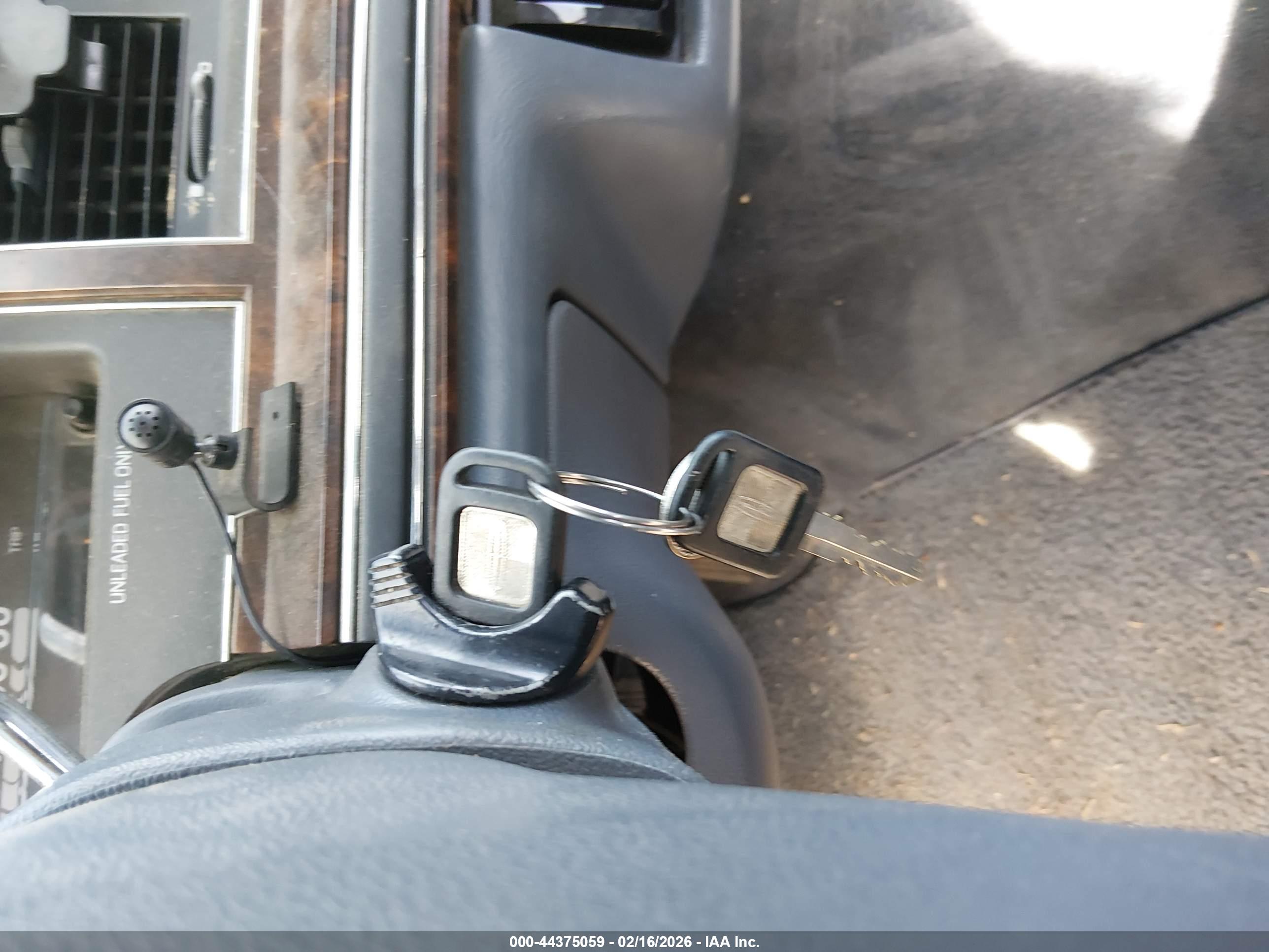 LINCOLN TOWN image 11