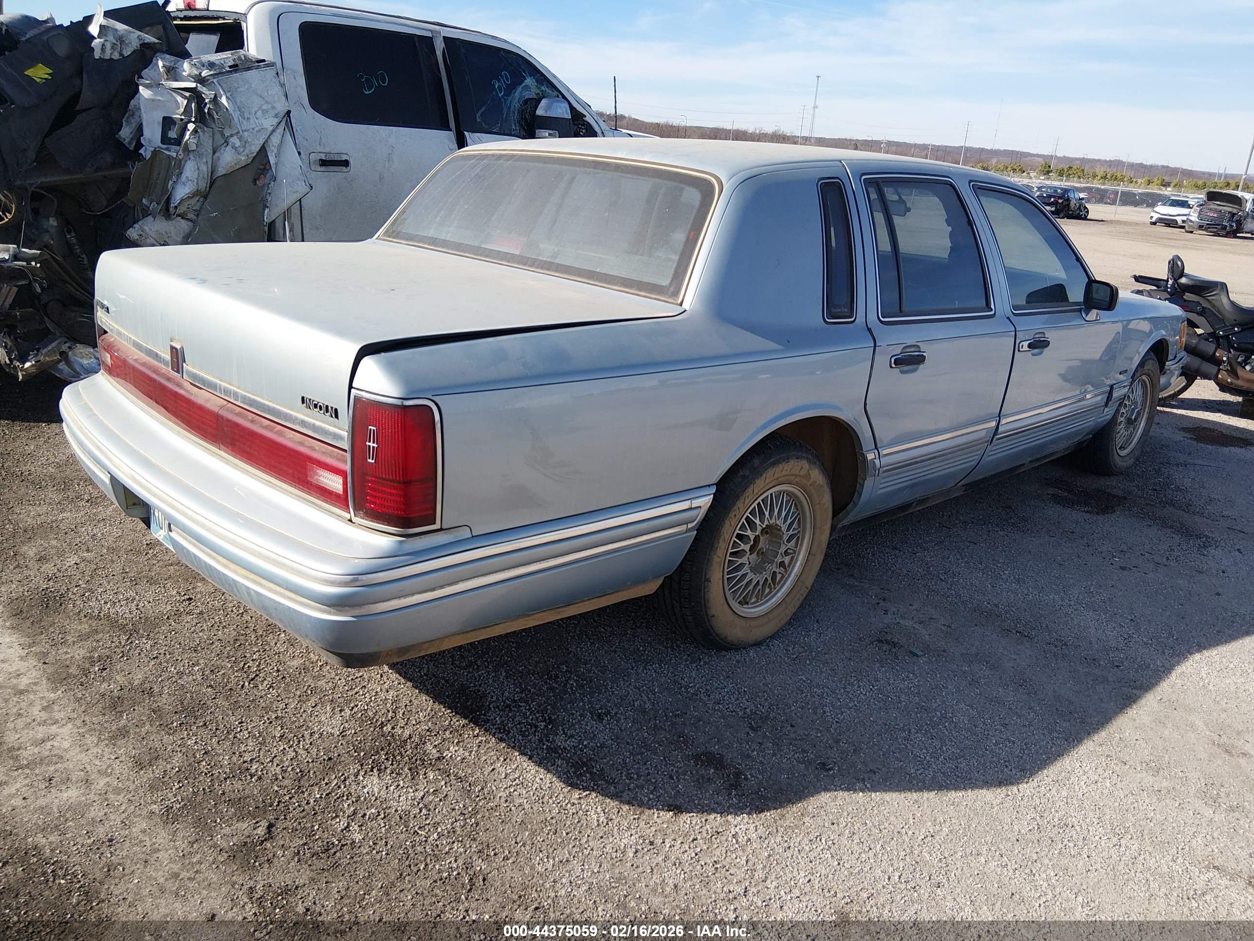 LINCOLN TOWN image 4