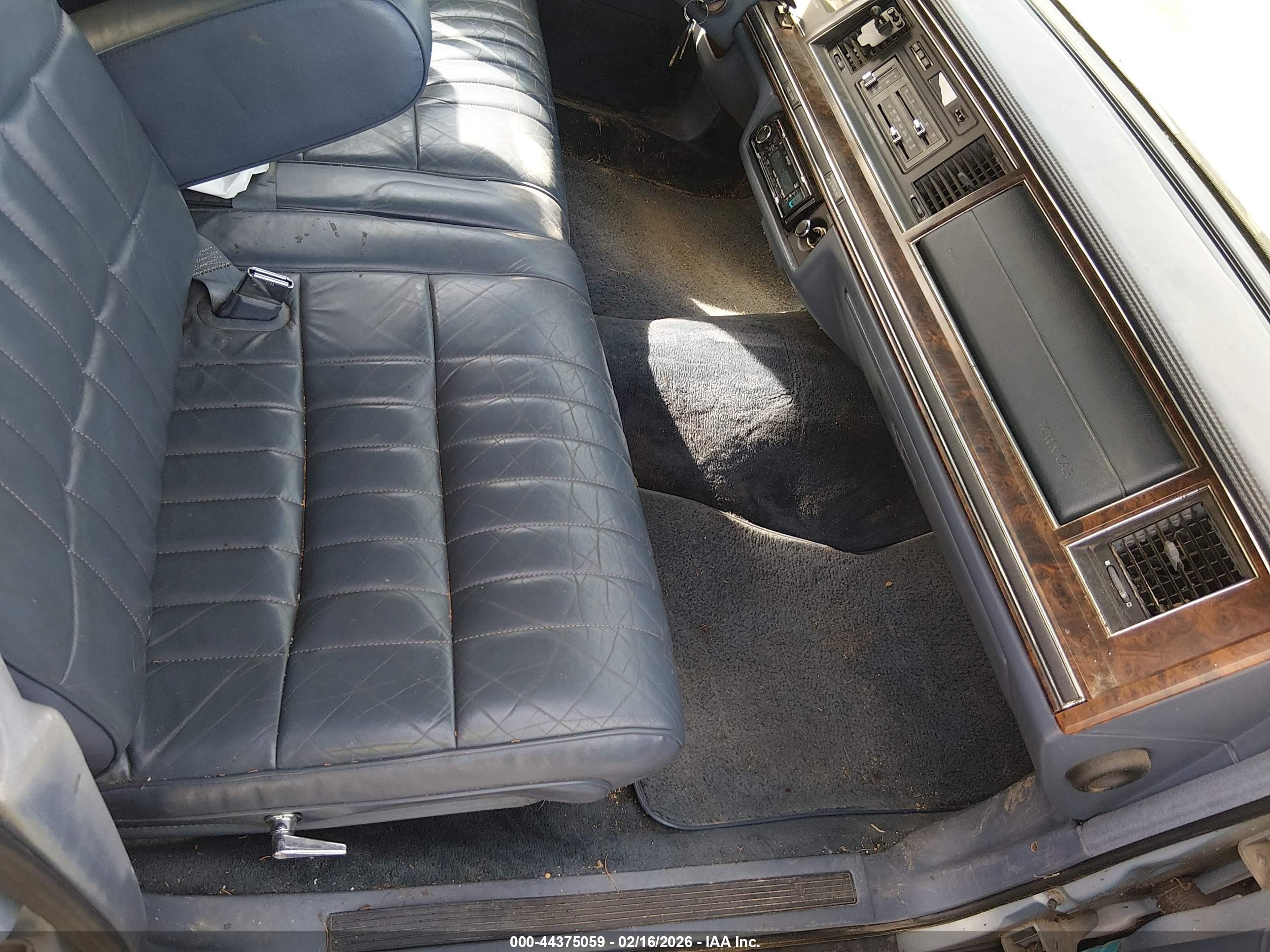 LINCOLN TOWN image 5