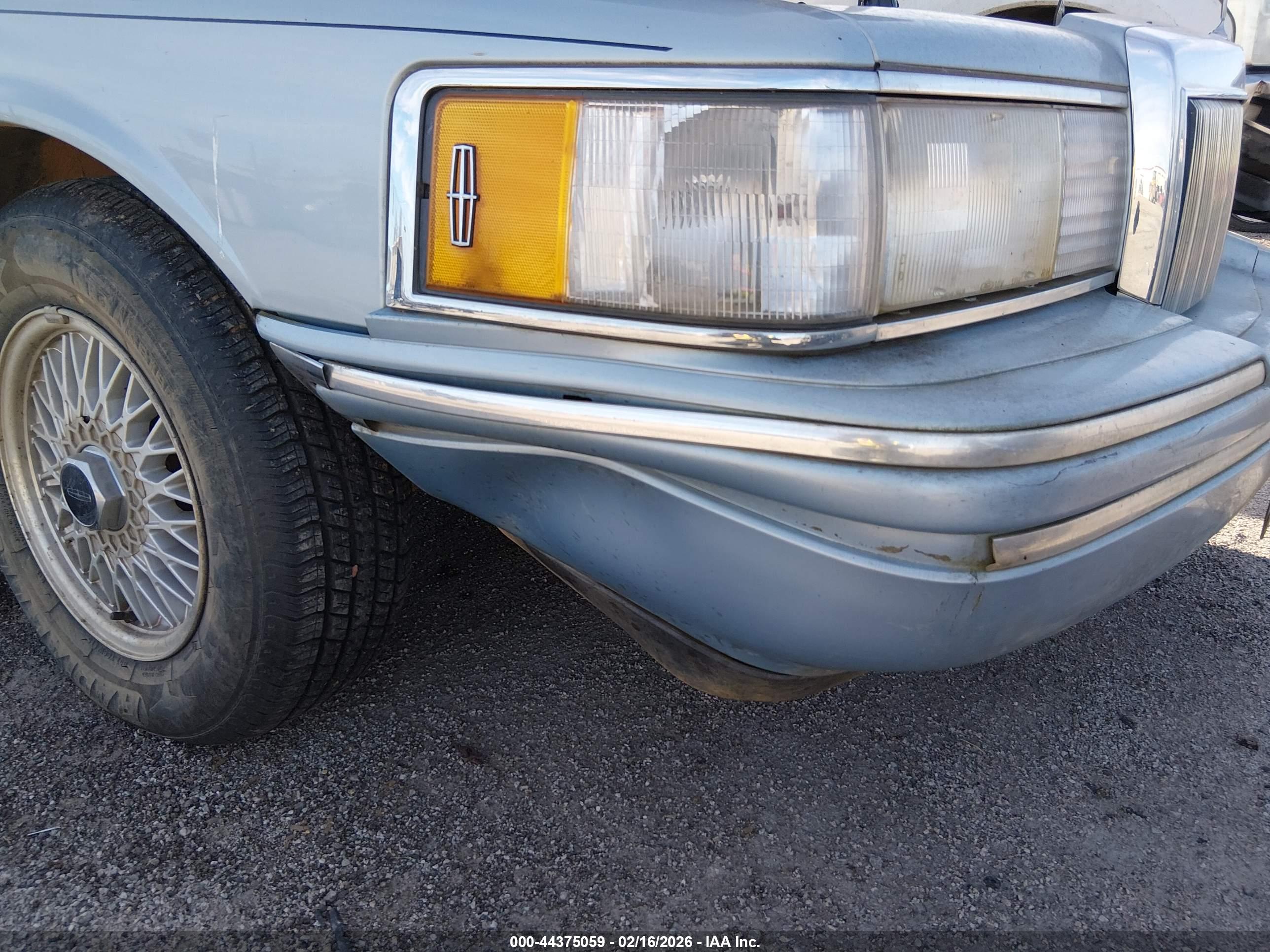 LINCOLN TOWN image 6