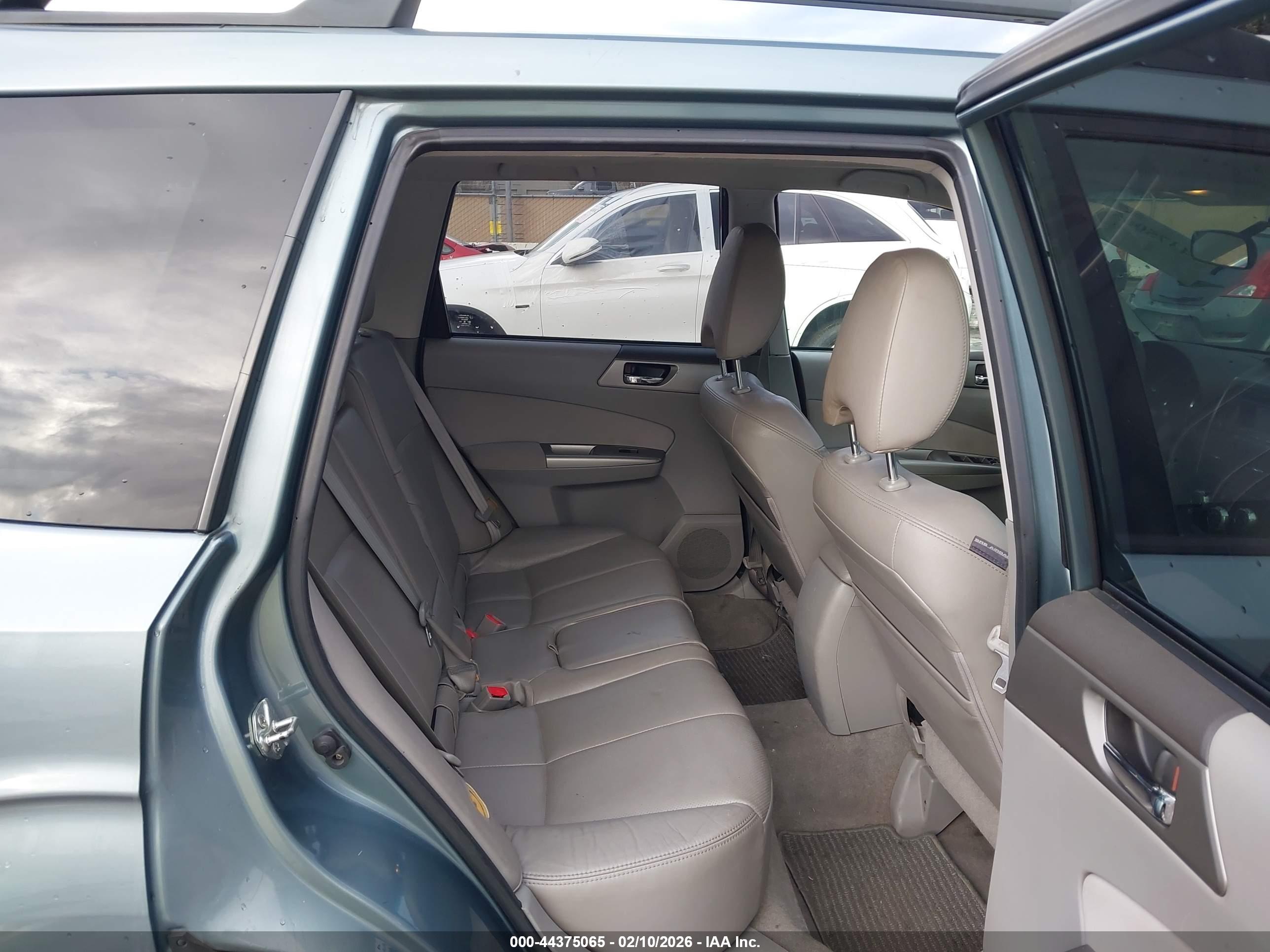 SUBARU FORESTER image 8
