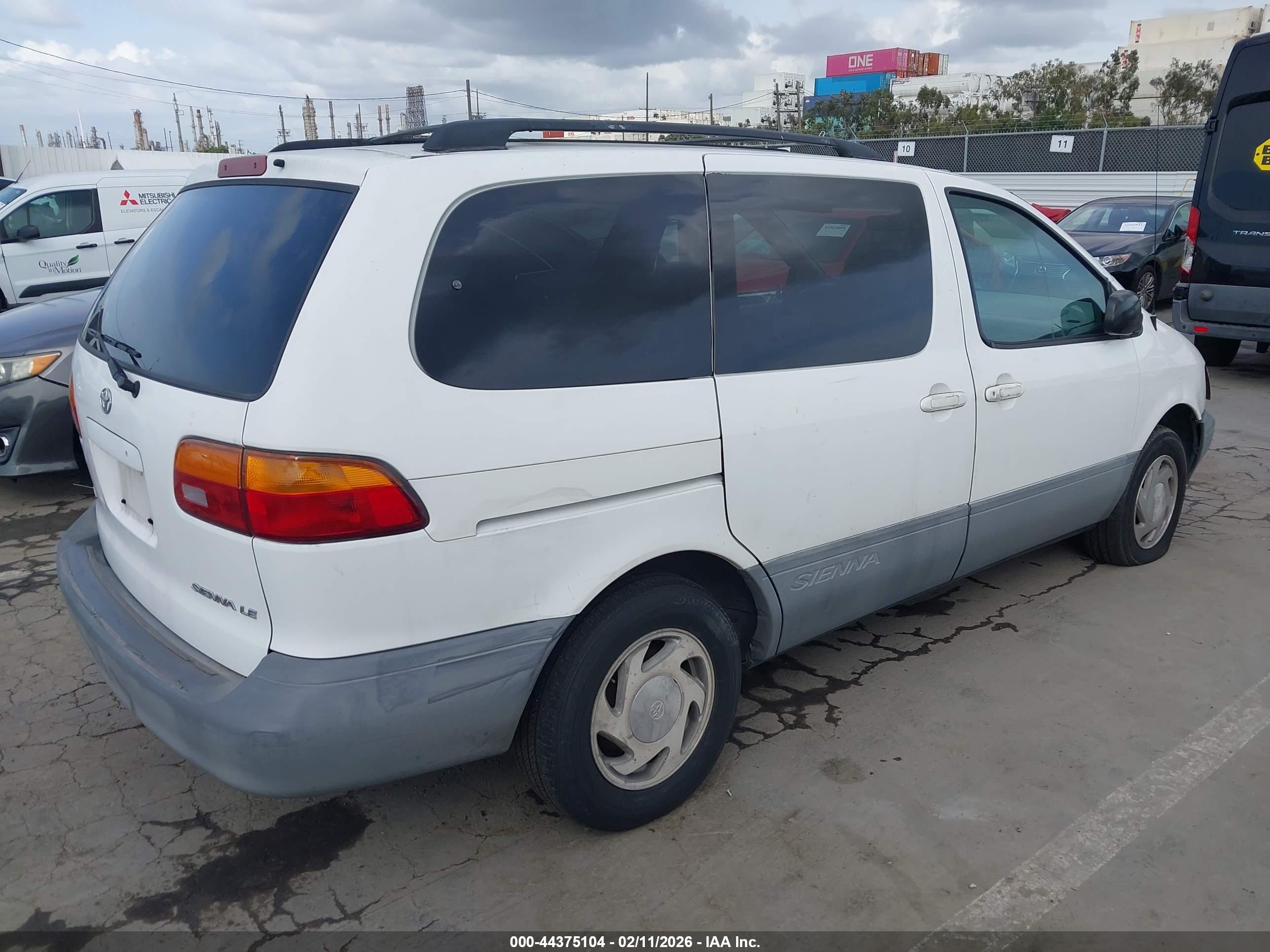 TOYOTA SIENNA image 4