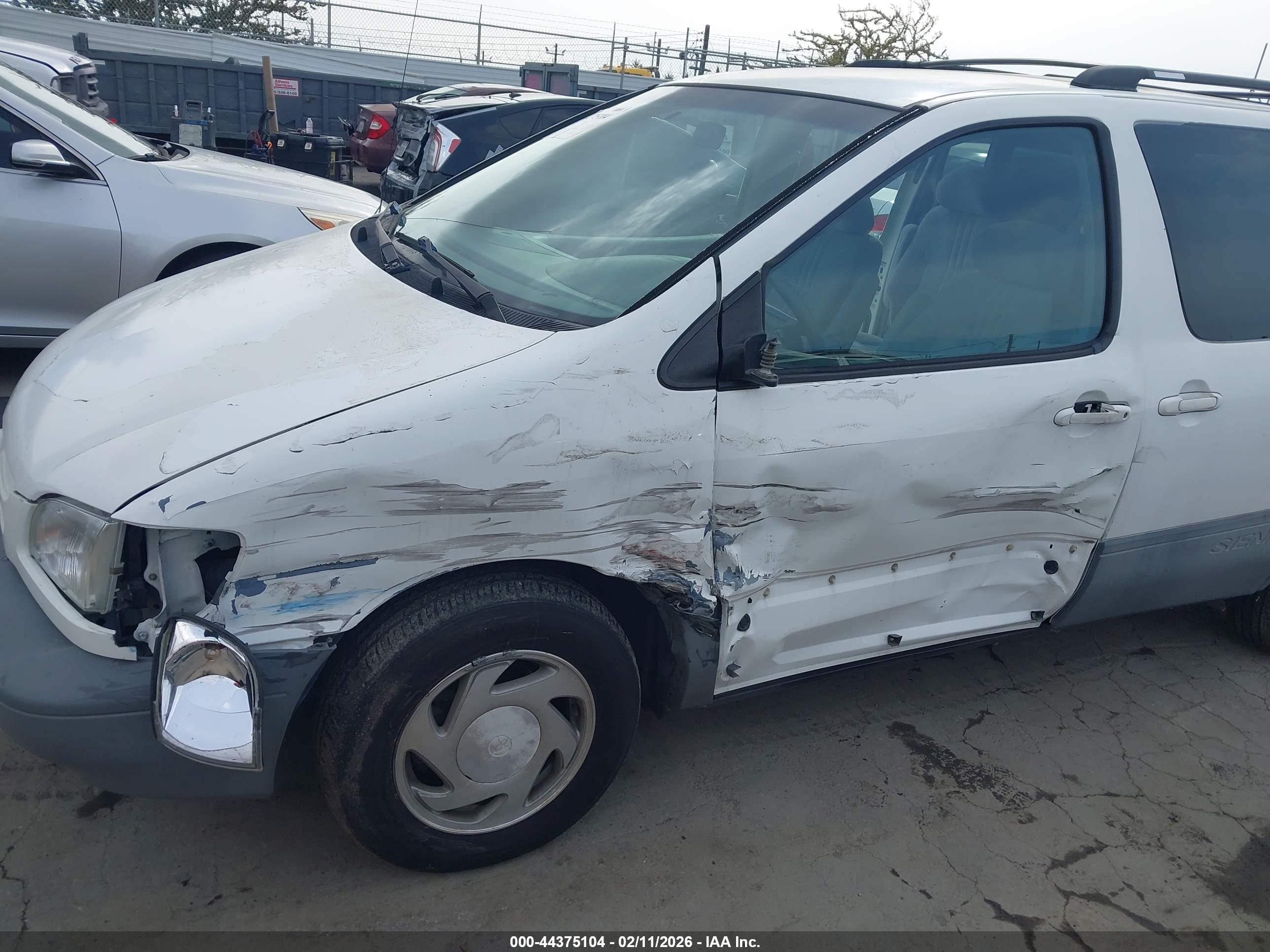TOYOTA SIENNA image 6
