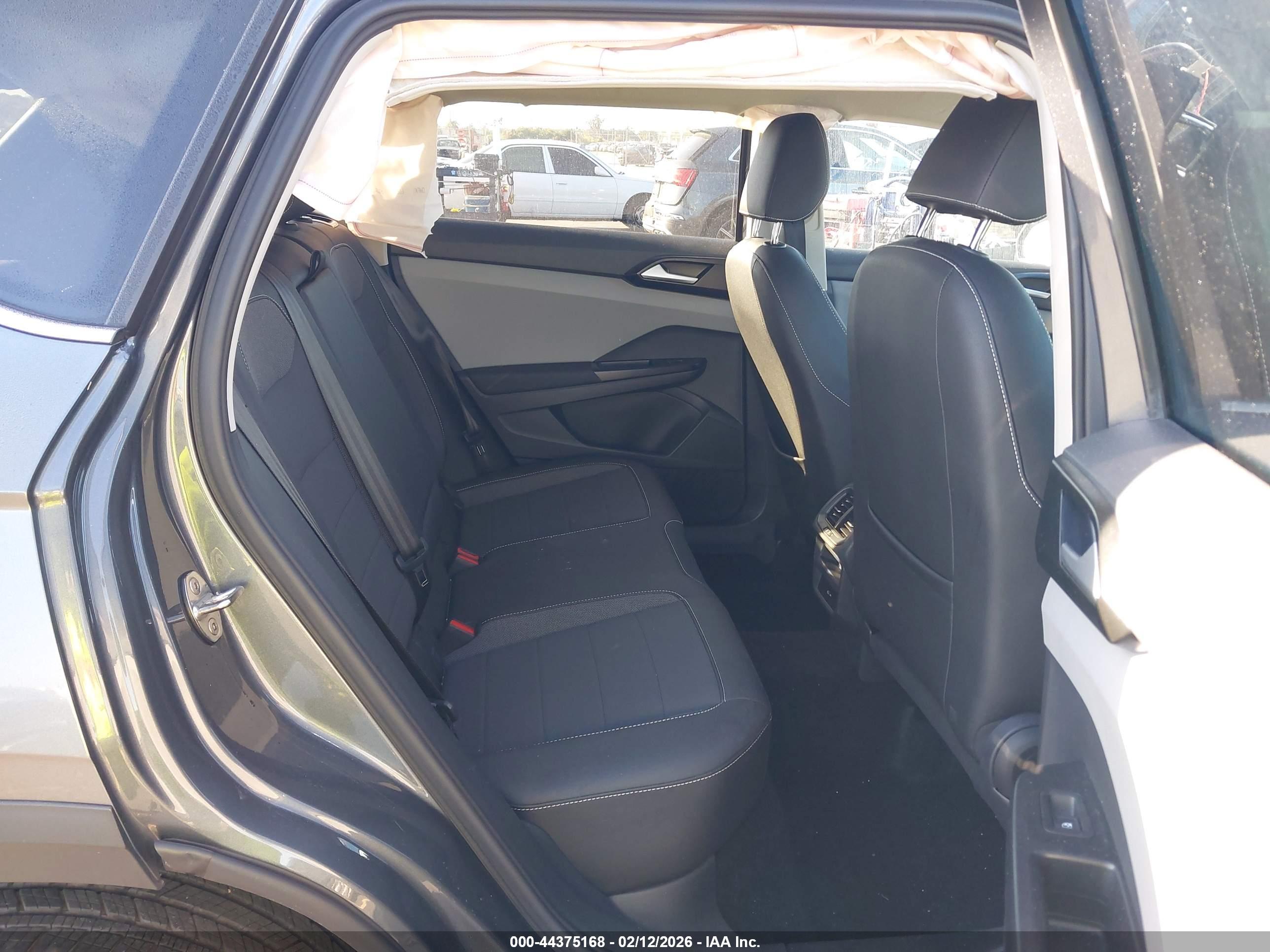 VOLKSWAGEN TAOS image 8
