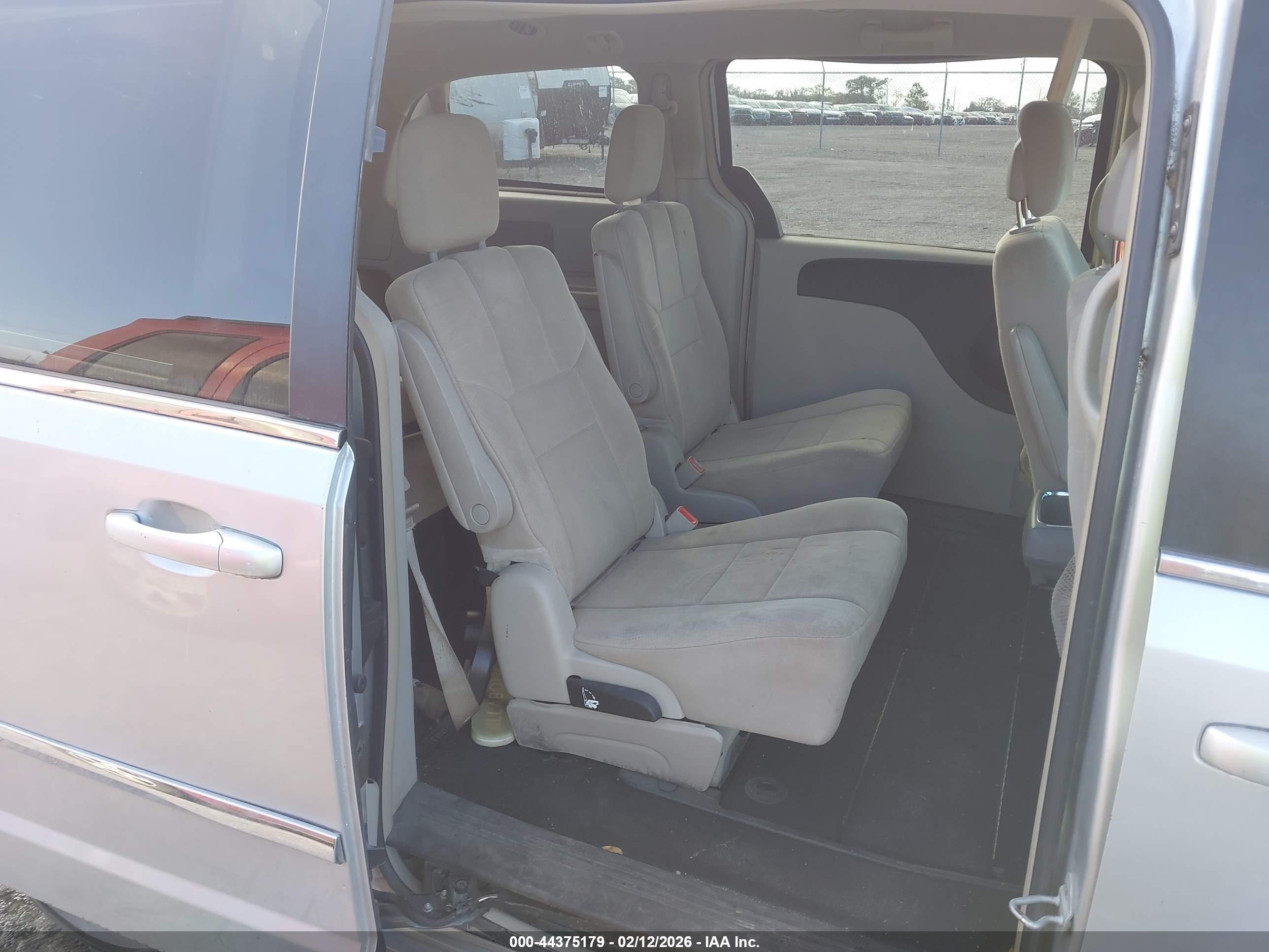 CHRYSLER TOWN image 8