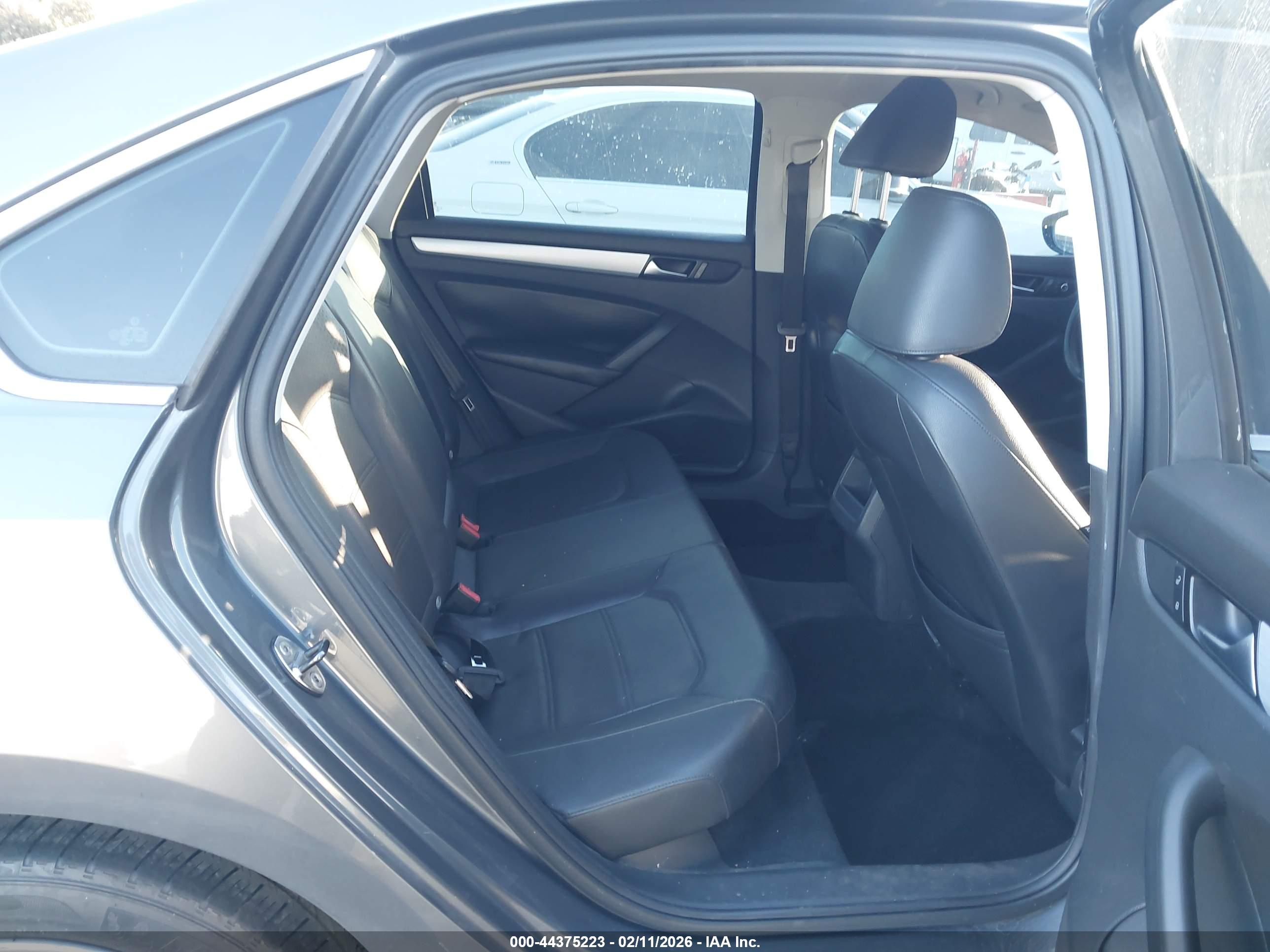 VOLKSWAGEN PASSAT image 8
