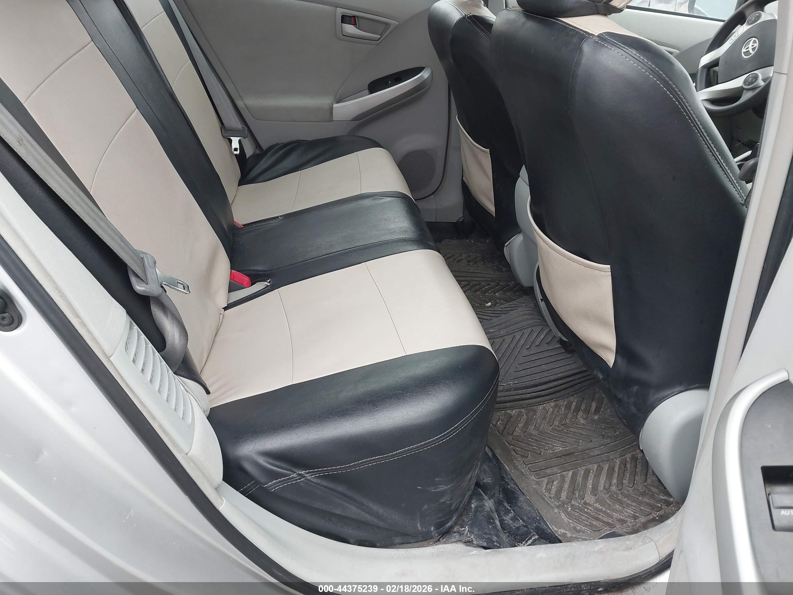 TOYOTA PRIUS image 8