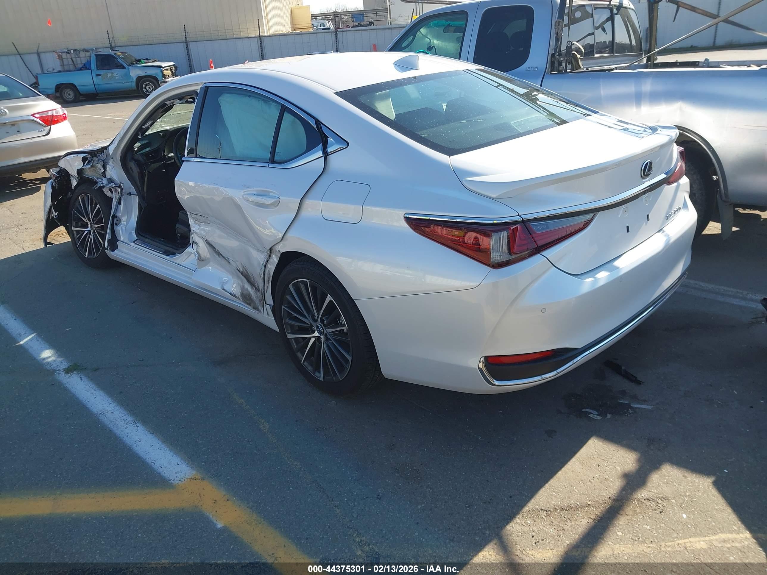 LEXUS ES image 3