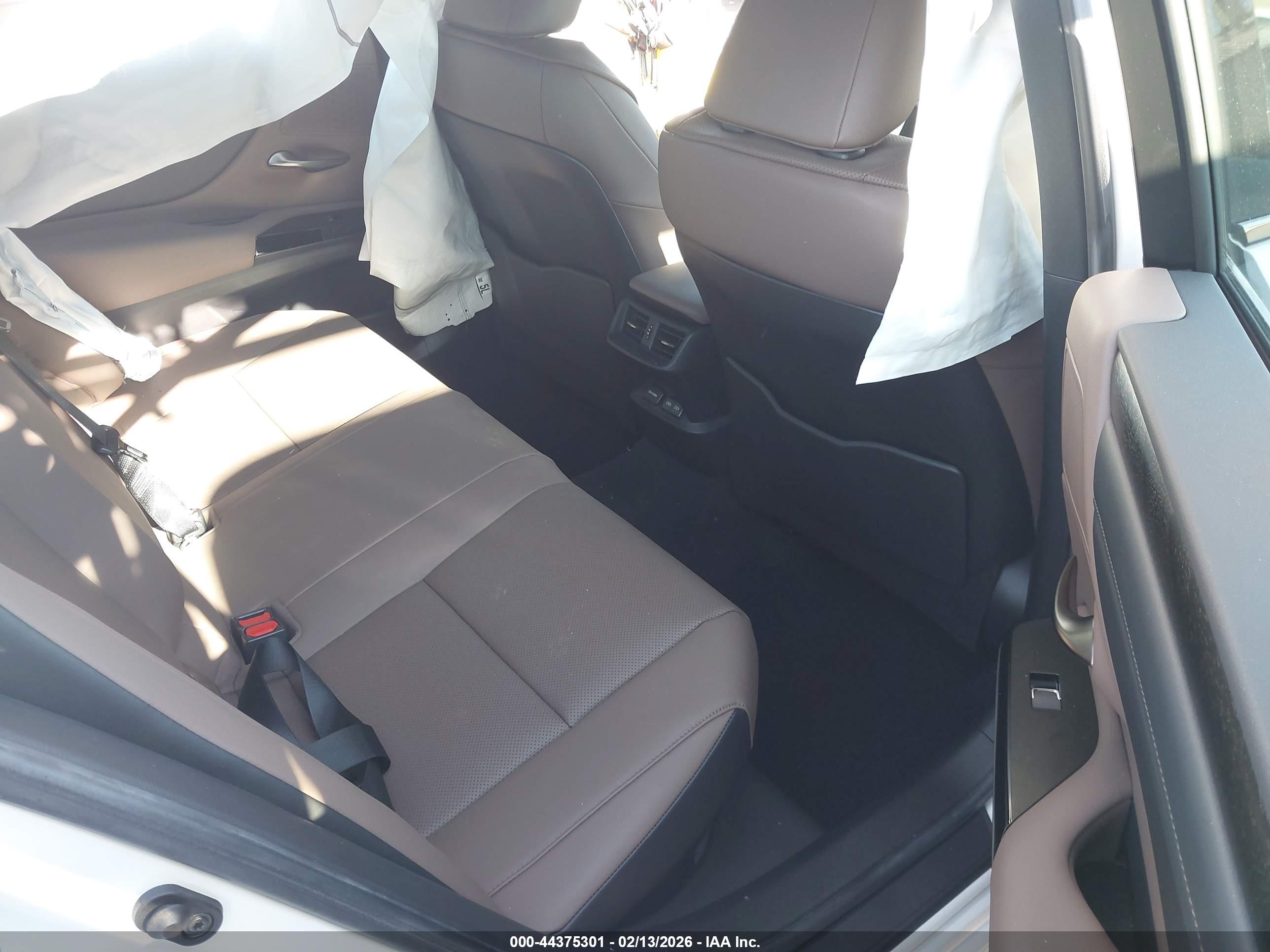 LEXUS ES image 8