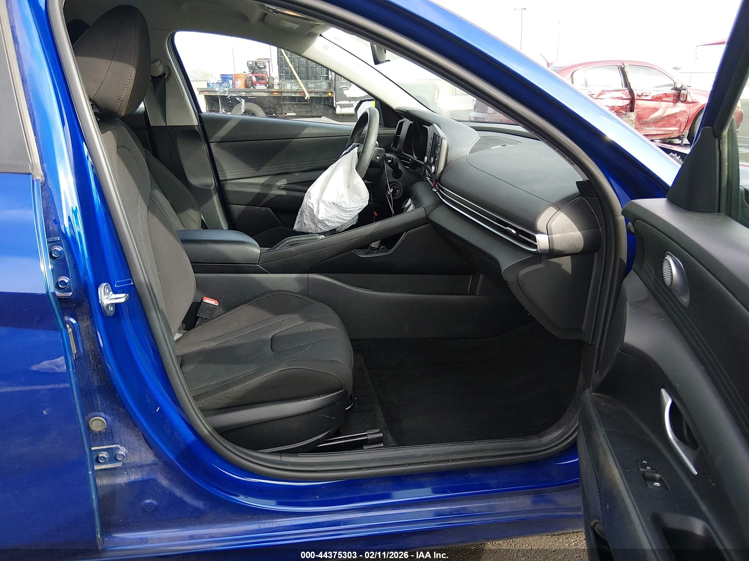 HYUNDAI ELANTRA image 5