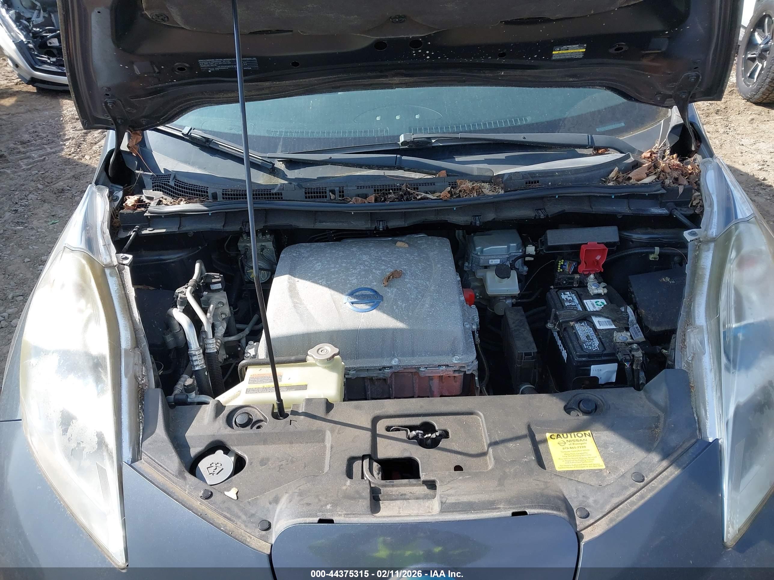 NISSAN LEAF image 10
