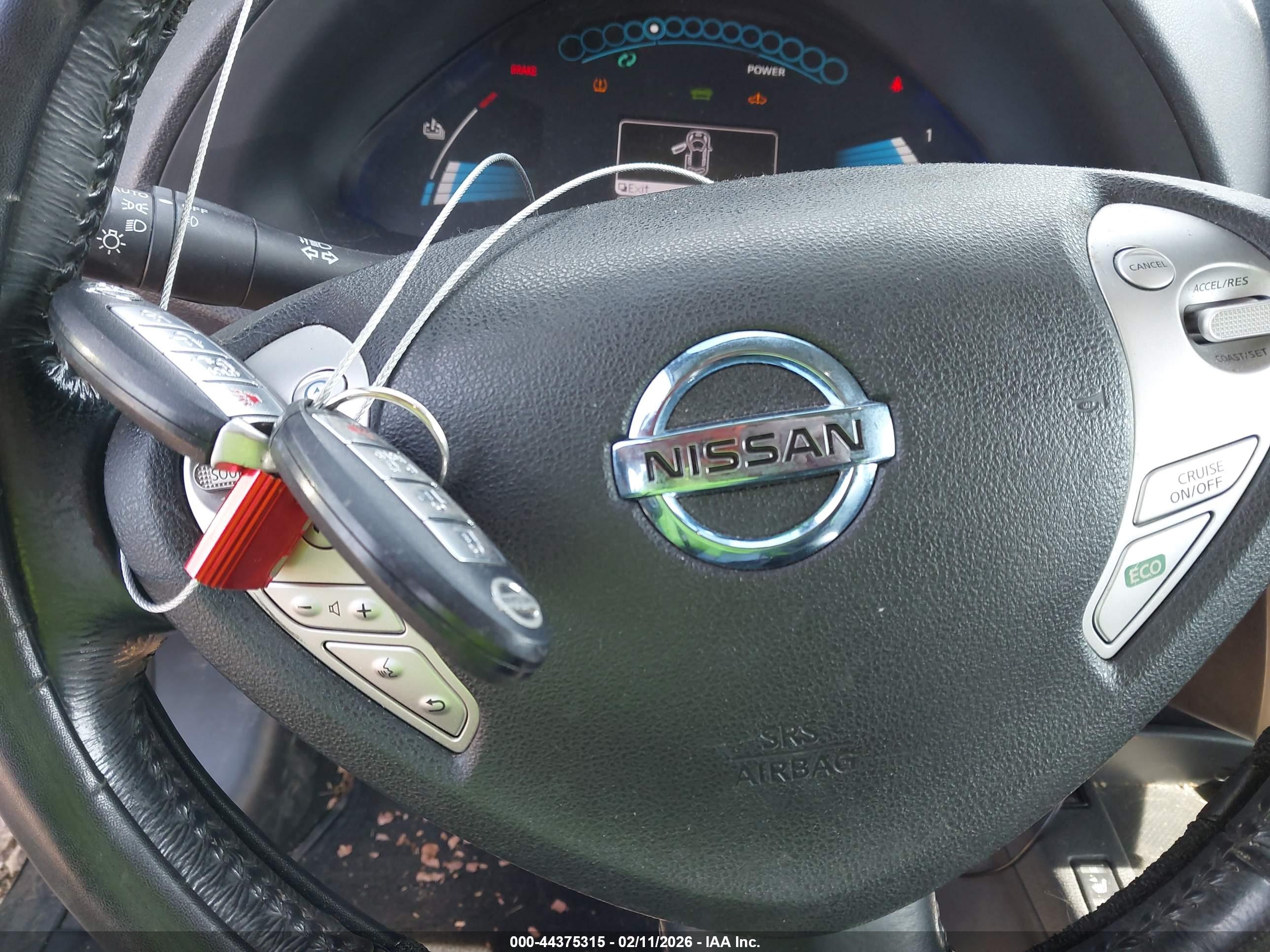 NISSAN LEAF image 11
