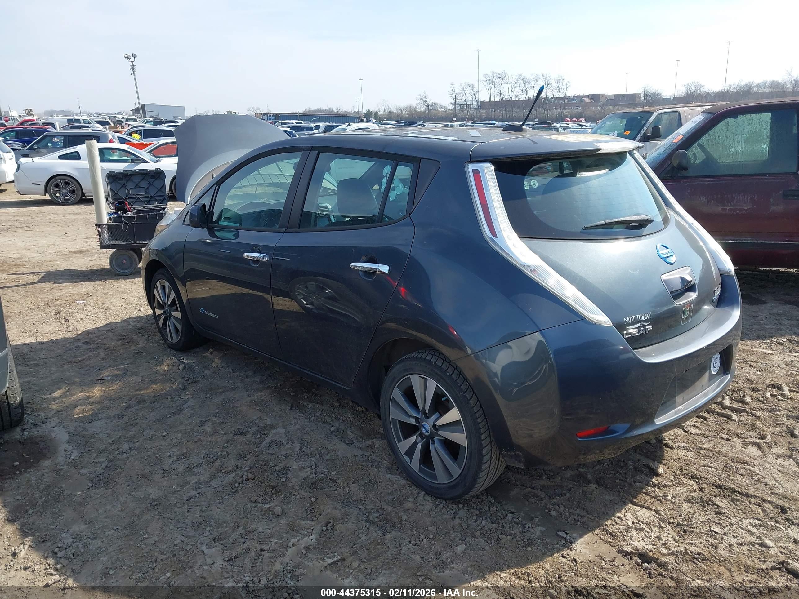 NISSAN LEAF image 3