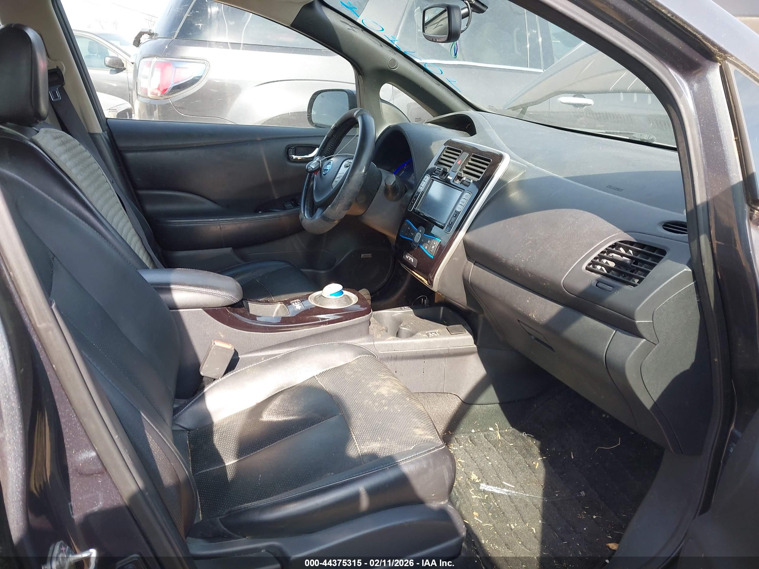 NISSAN LEAF image 5