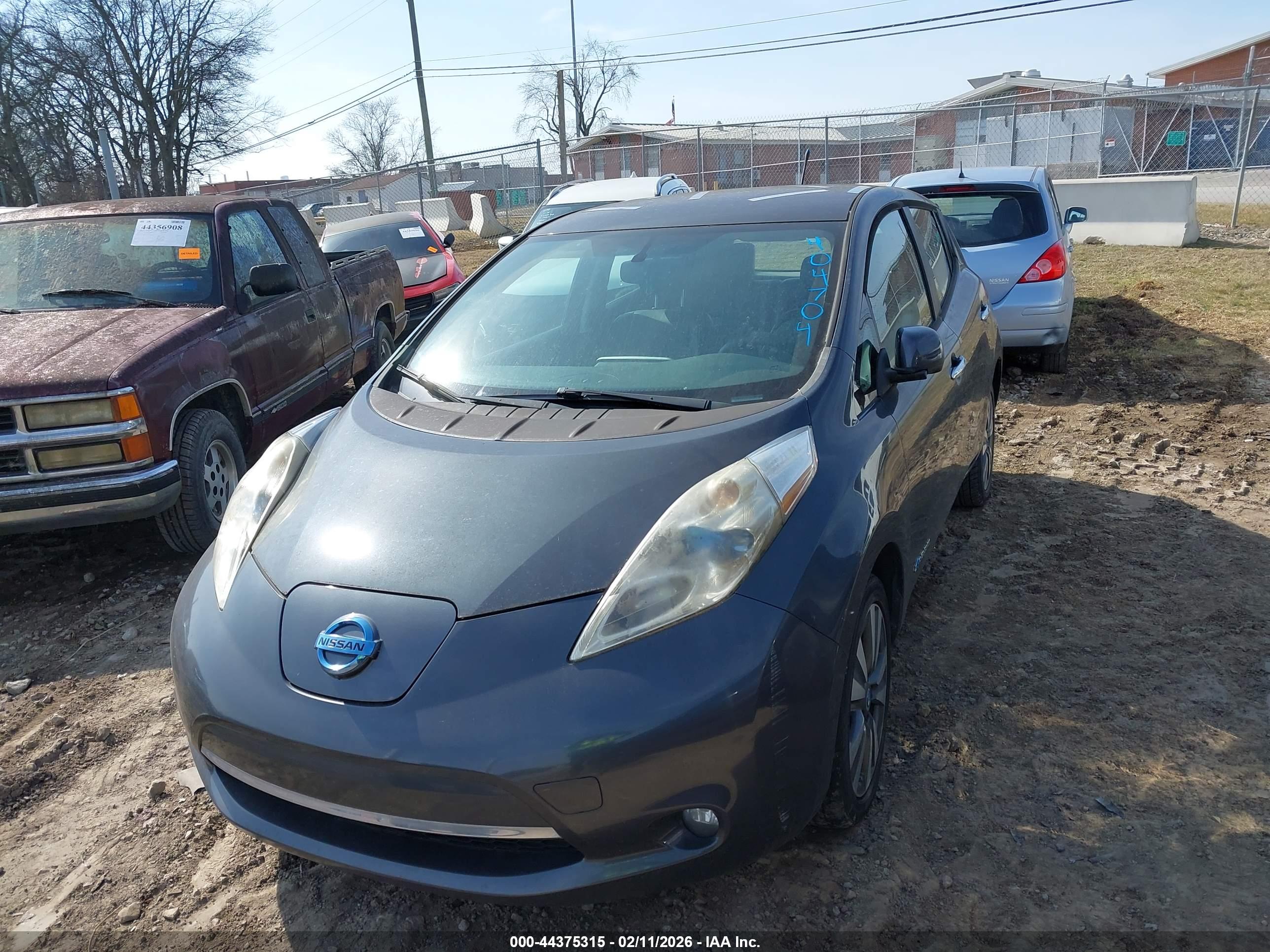 NISSAN LEAF image 6
