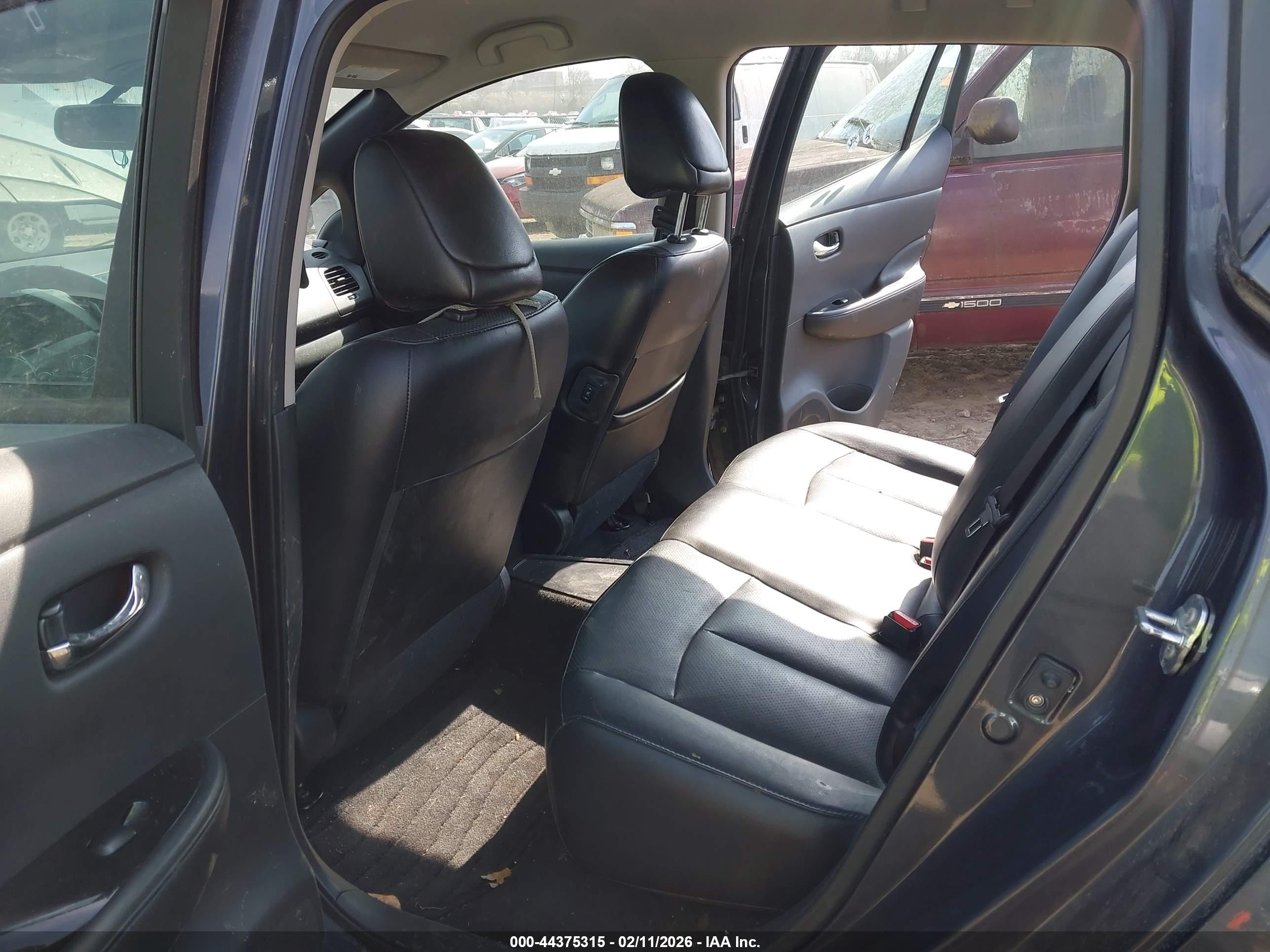 NISSAN LEAF image 8