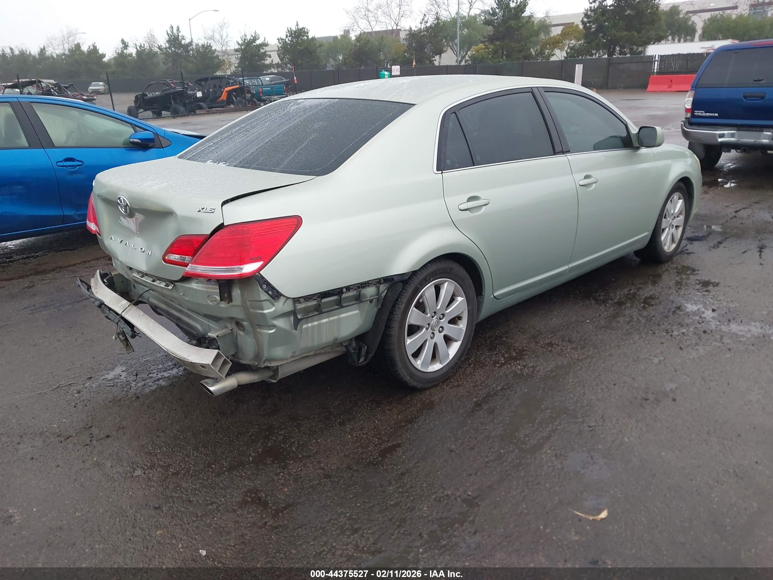 TOYOTA AVALON image 4