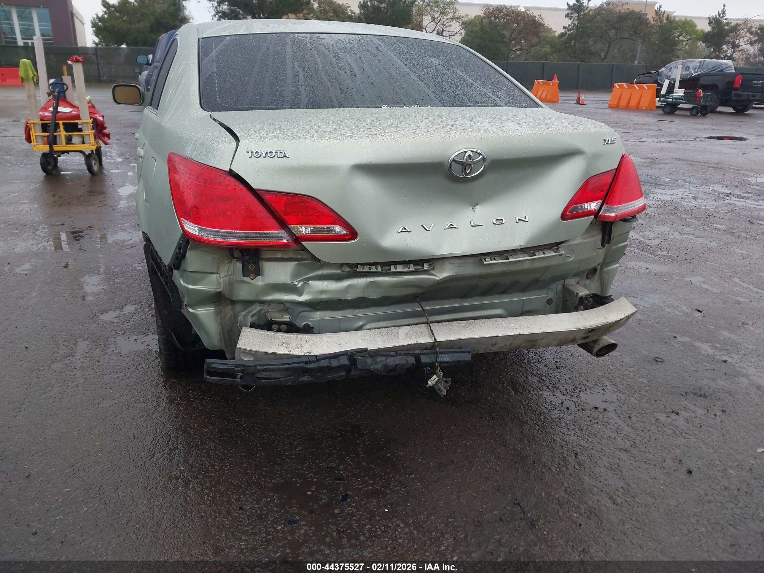TOYOTA AVALON image 6