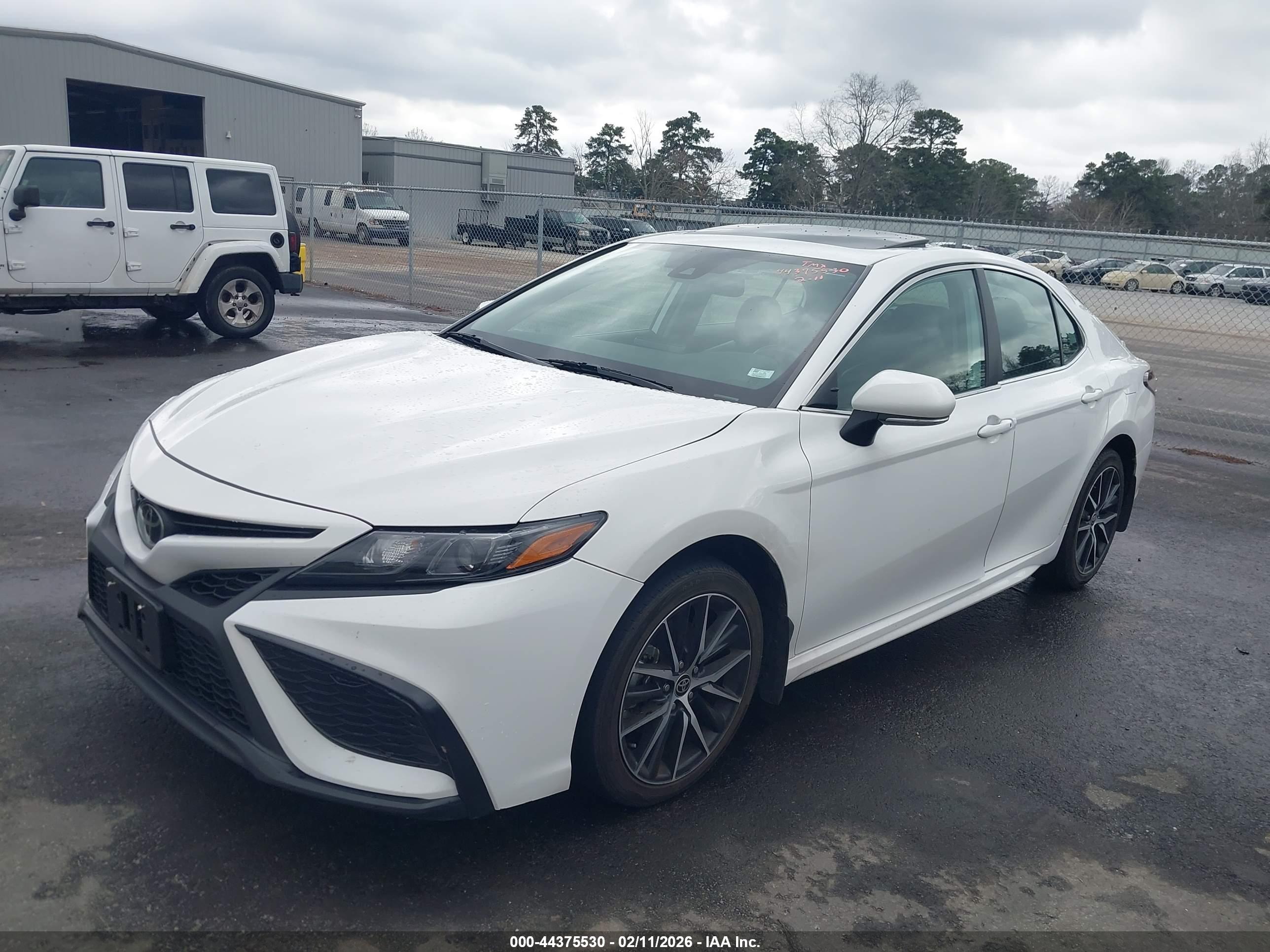 TOYOTA CAMRY image 2