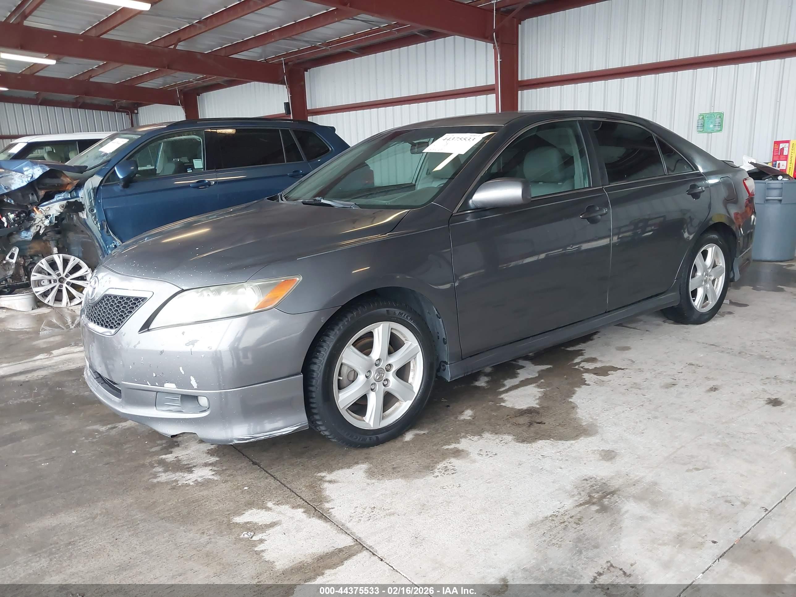 TOYOTA CAMRY image 2
