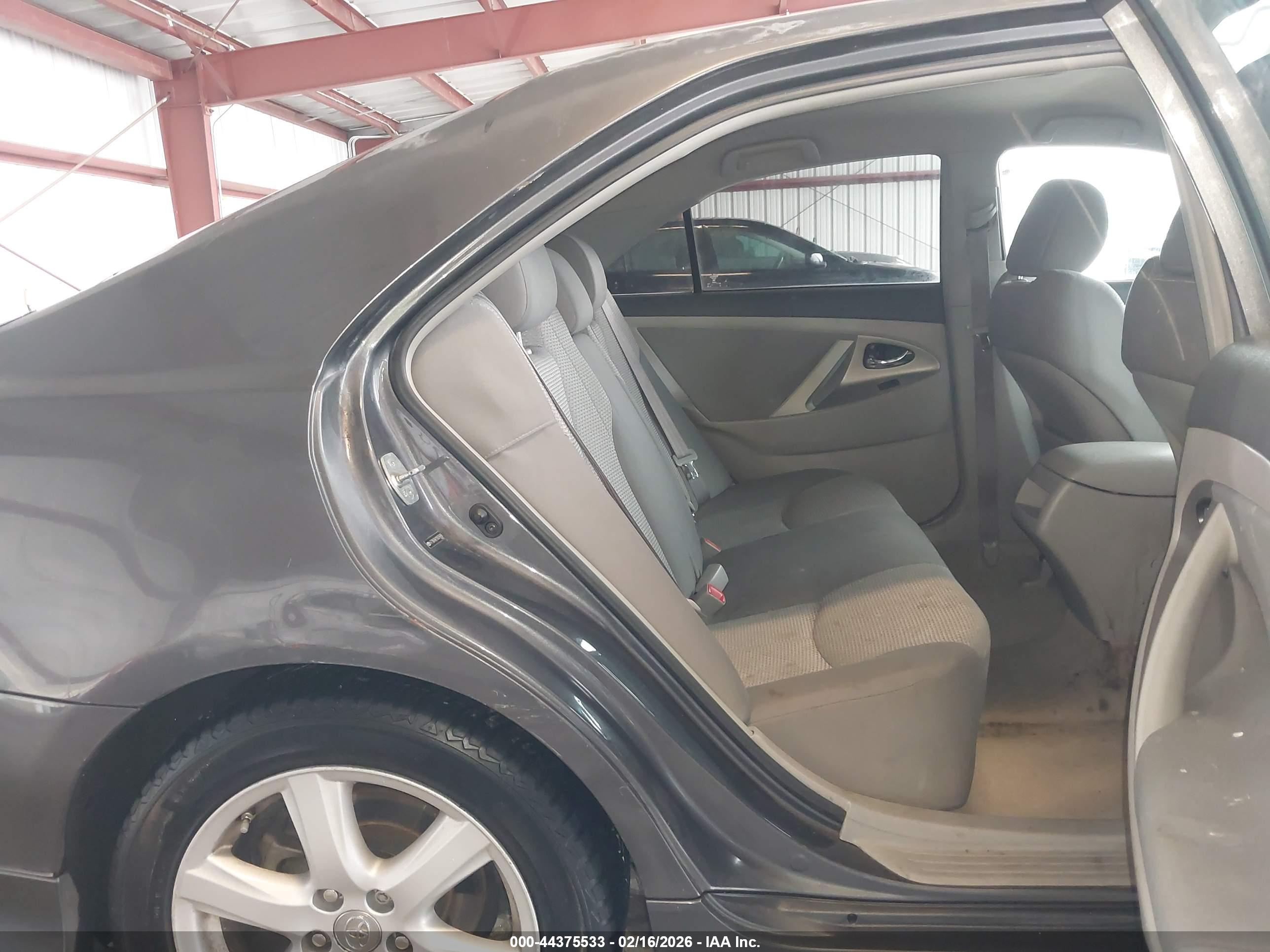 TOYOTA CAMRY image 8