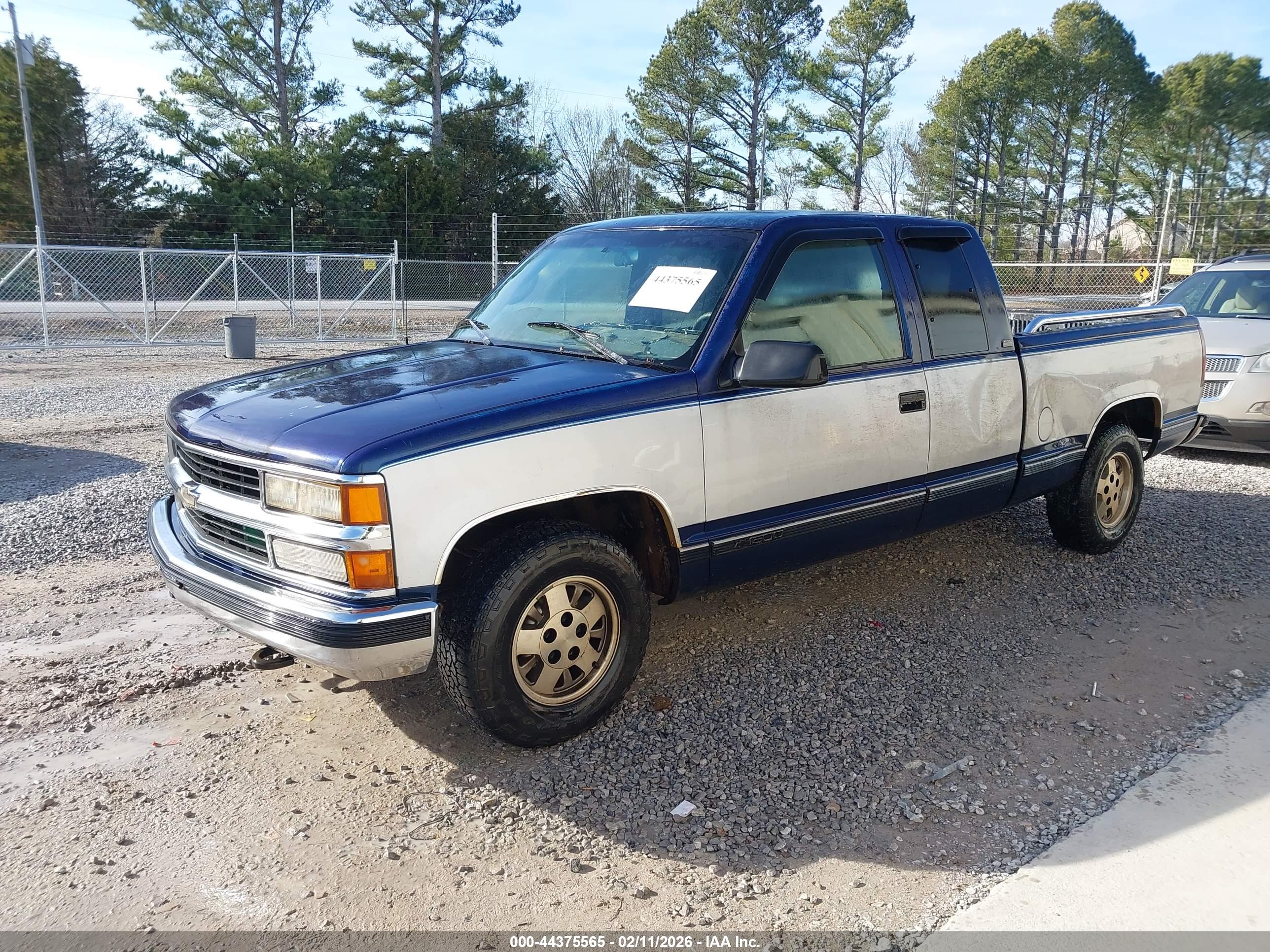 CHEVROLET GMT-400 image 2
