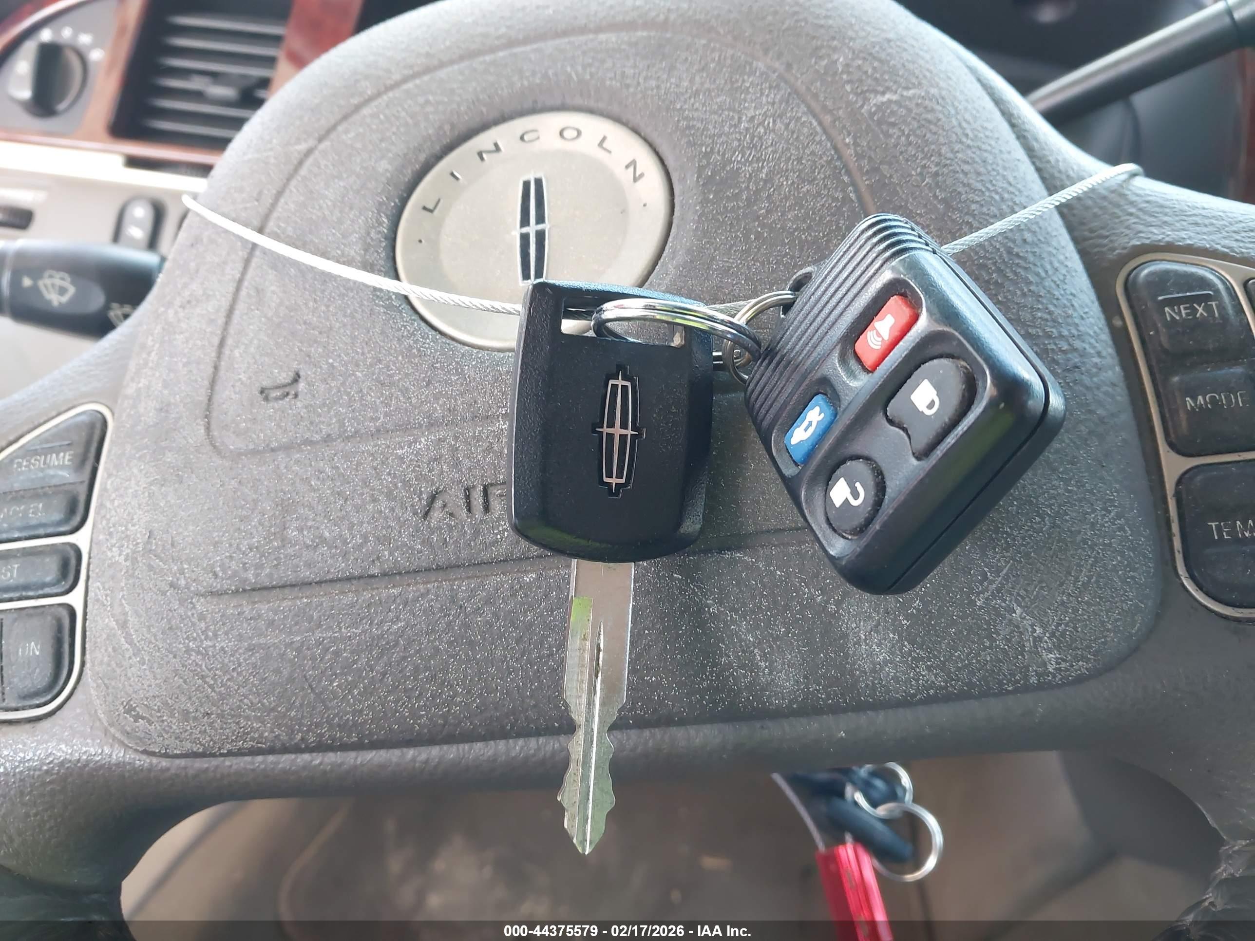 LINCOLN TOWN image 11