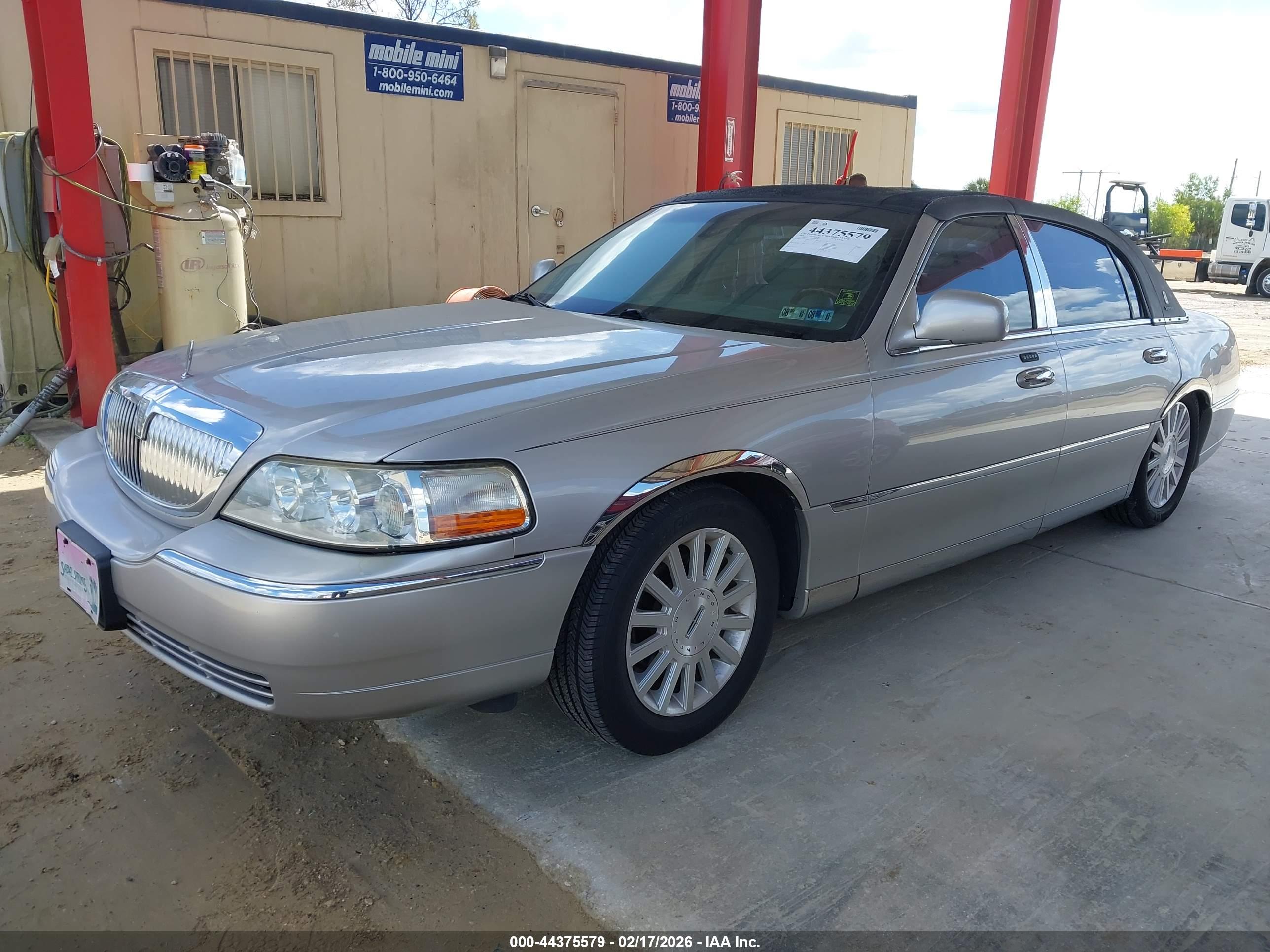 LINCOLN TOWN image 2
