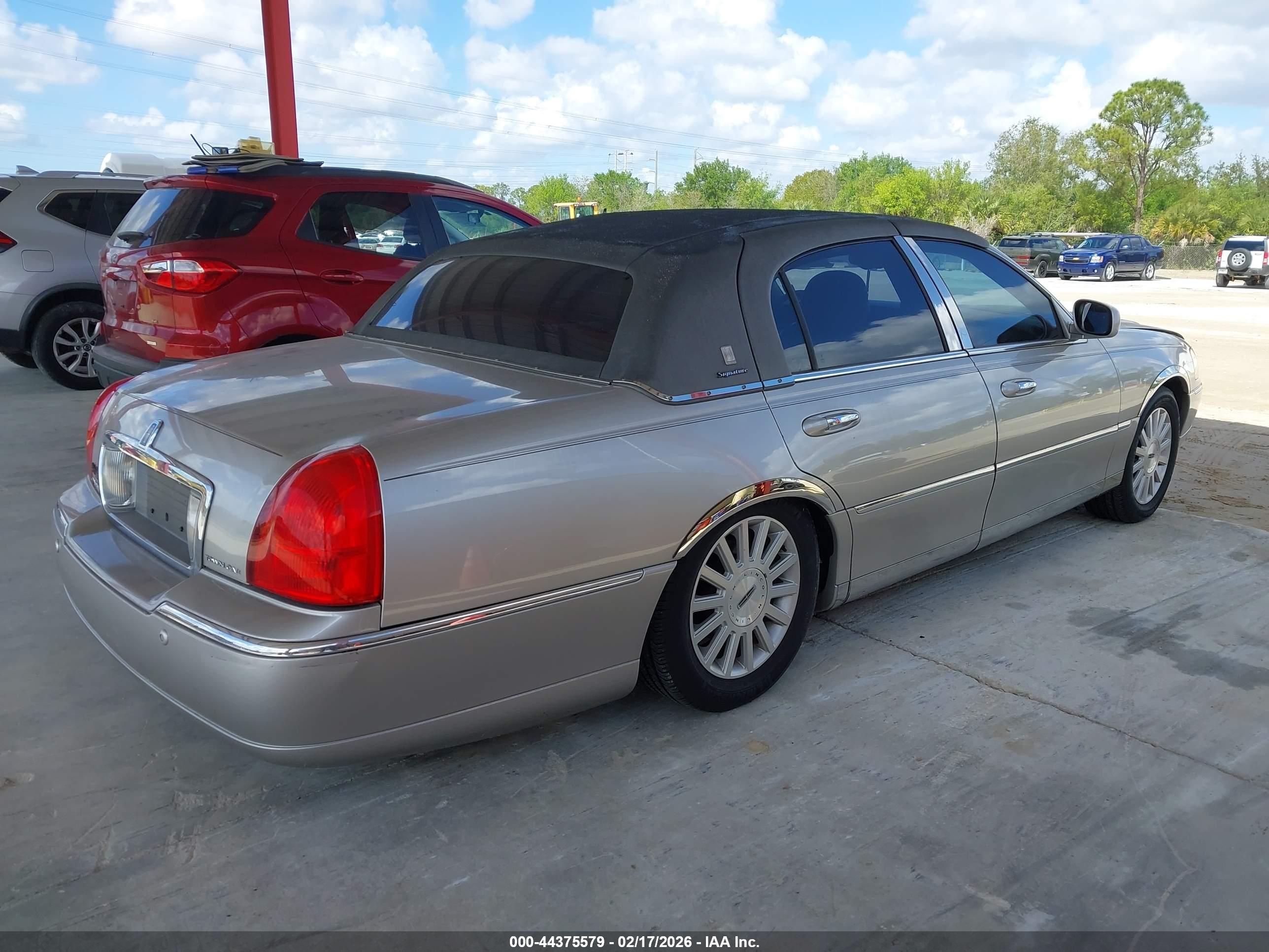 LINCOLN TOWN image 4