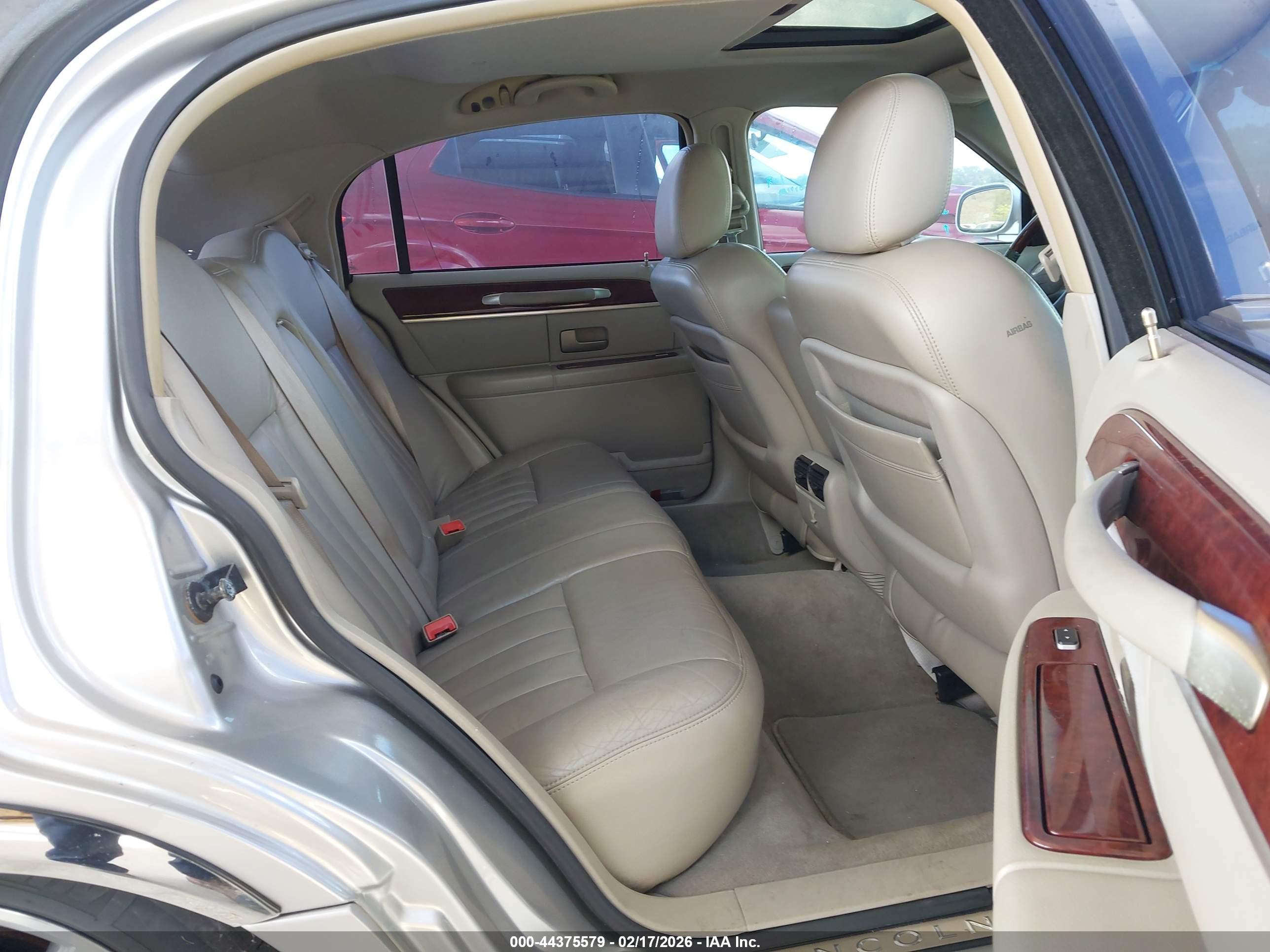 LINCOLN TOWN image 8