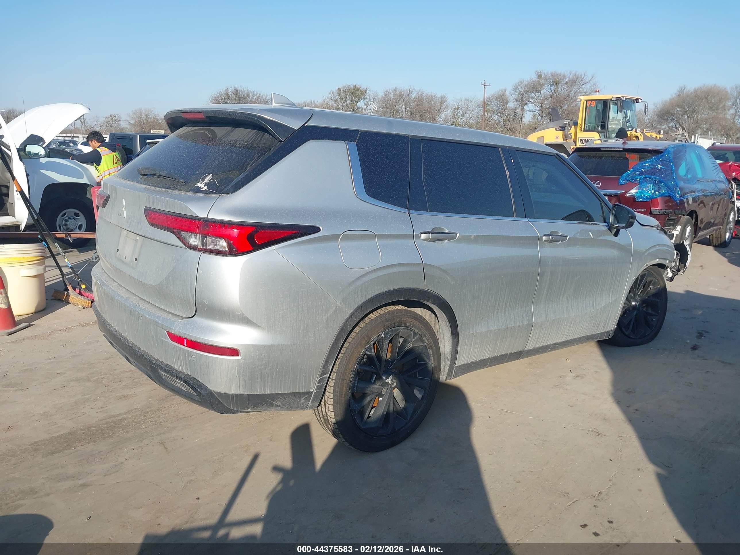 MITSUBISHI OUTLANDER image 4