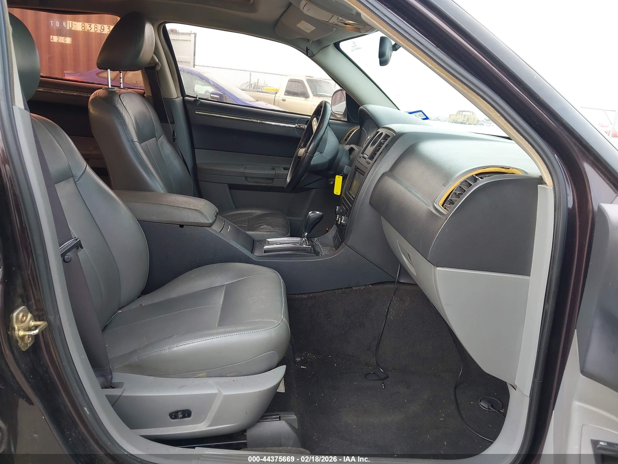 CHRYSLER 300 image 5