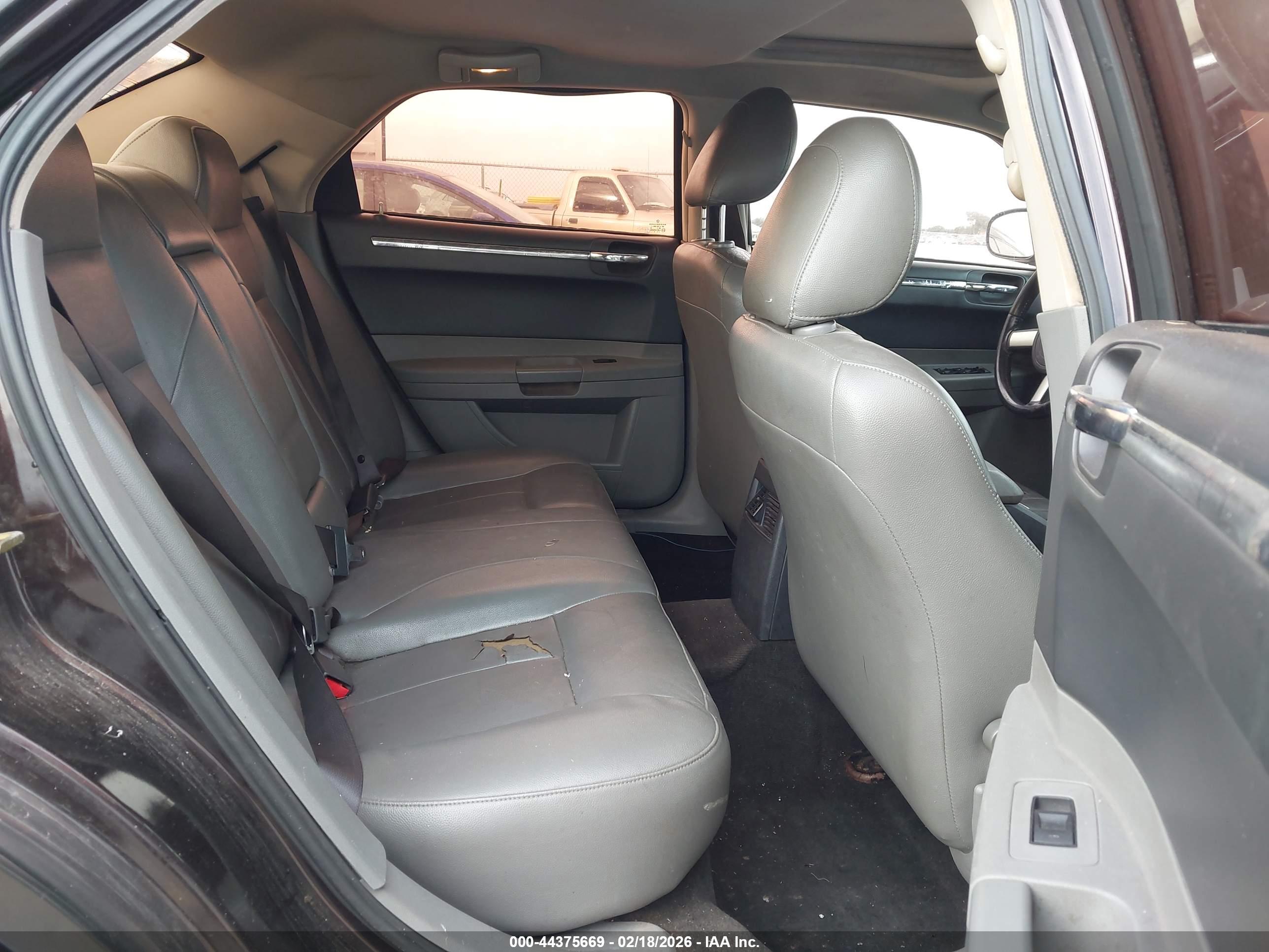 CHRYSLER 300 image 8