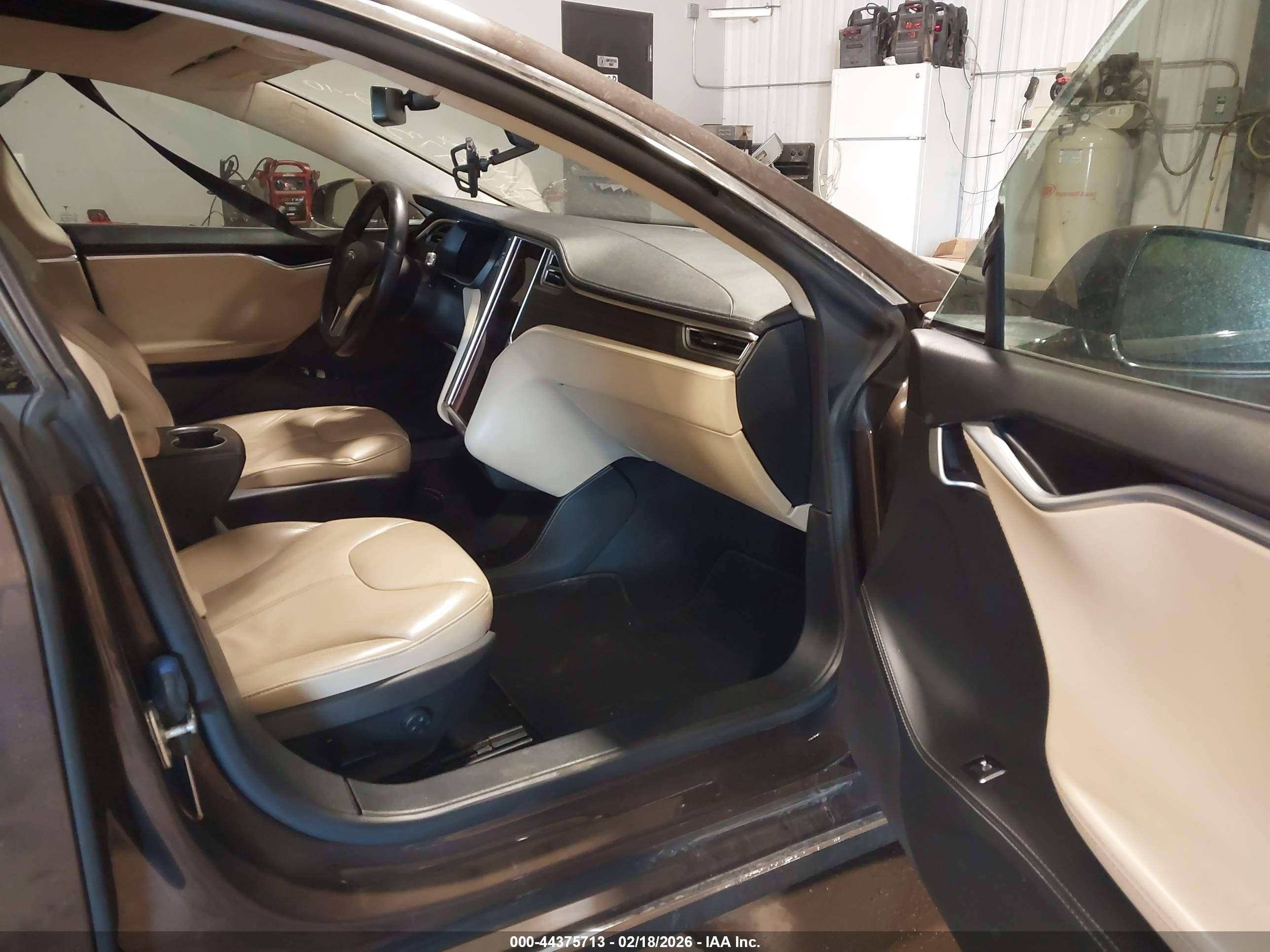 TESLA MODEL image 5